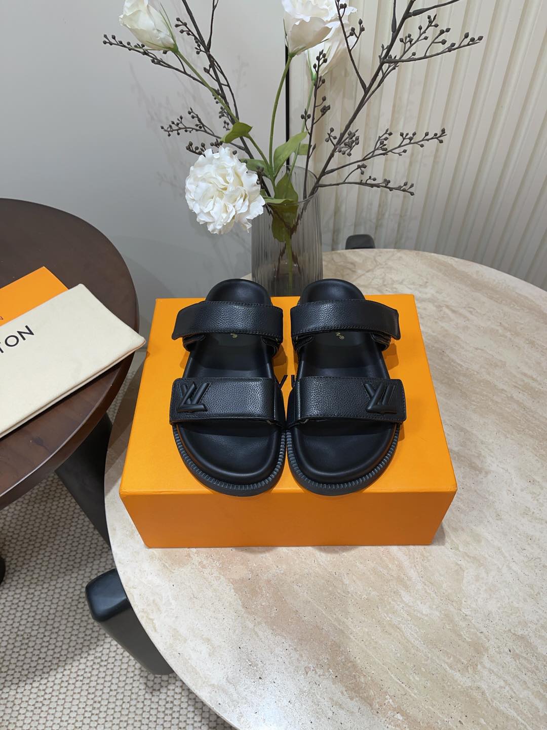 NO:166916,Presbyterian - Leather Top Quality loui* vuitte** New Velcro Slipper Flat-soled Comfort Sandals are made of soft grained calfskin. The shoe shape combines style with comfort and practicality, with anatomical insoles and two adjustable nylon buckle straps. The front lace is decorated with thick brand accessories in gold metal upper calfskin/cloth inner sheepskin sole original rubber non-slip sole size 35-39 (40, 41, 42 custom made without return), slippers, louis vuitton, sandals, slippers, cowhide, sheepskin19860909老花-皮面 顶级品质 loui* vuitte** 新款魔术贴拖鞋 平底舒适凉鞋采用柔软的粒面小牛皮.该鞋型将风格与舒适性和实用性相结合,具有解剖鞋垫和两条可调节的尼龙搭扣带.前鞋带饰有金色金属的厚实品牌配件 鞋面小牛皮/布面 内里羊皮 鞋底原版橡胶防滑底 码数35-39（40、41、42定做不退换）,拖鞋,louis vuitton,sandals,slippers,cowhide,sheepskin,Women's Shoes