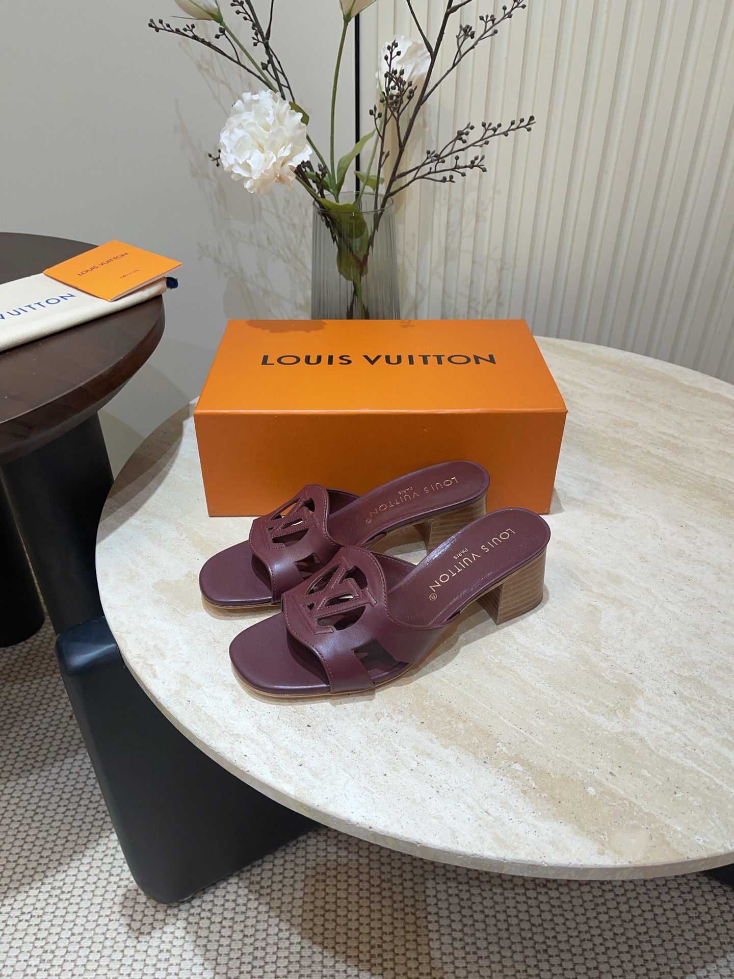 NO:166907,- (Embroidered 10) Top quality loui* vuitte** New LV hollow slippers Describe the elegance of the long-lasting cowhide leather with soft cowhide leather, and then establish recognition with hollow brand logo, paired with a smooth square heel and wear-resistant leather outsole. The upper is original custom cowhide/paper leather embossed inner sheepskin footbed Heel high flat sole/5cm Sole Italian leather outsole Size 35-39 (40, 41, 42 Customized non-return and exchange), slippers, louis vuitton, louis vuitton, slippers, cowhide, sheepskin, Leather soles19860909-（压花10） 顶级品质 loui* vuitte** 新款LV镂空拖鞋 以柔软牛皮革演绎历久弥新的优雅设计,再以镂空品牌标识树立辨识度,搭配平稳方跟和耐磨皮革外底. 鞋面原版定制牛皮/漆皮压纹 内里羊皮垫脚 跟高平底/5cm 鞋底意大利真皮大底 码数35-39（40、41、42定做不退换）,拖鞋,louis vuitton,louis vuitton,slippers,cowhide,sheepskin,Leather soles,Women's Shoes