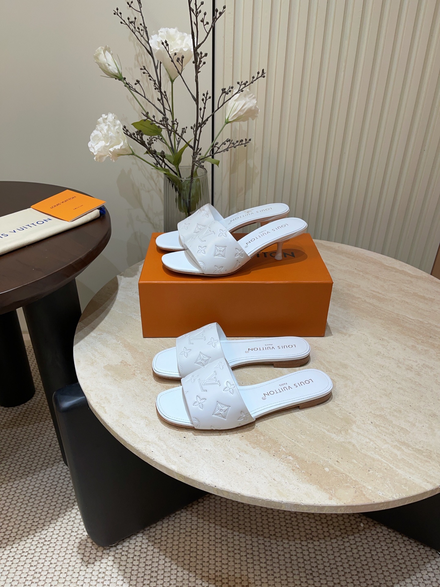 NO:166913,- 25Ss spring and summer new Louis vuteeom LV embossed sandals classic embossed design fresh and playful, extremely high dressing rate, versatile and eye-catching, generous and versatile, age-reducing, classic style that can be worn for several years but has not been out of date. Fabric lambskin inner sheepskin inner sole genuine leather sole heel high flat/5cm size 35-39 (40, 41, 42 customization without return and exchange), slippers, louis vuitton, louis vuitton, slippers, sheepskin19860909- 25Ss春夏新款Louis vuteeom LV压花凉拖鞋 经典压花设计 清新俏皮 穿搭率极高 百搭又吸睛 大方又百搭 减龄不幼稚 可以穿好几年都不过时的经典款 面料小羊皮 内里羊皮内里 鞋底真皮鞋底 跟高平底/5cm 码数35-39（40,41,42定制不退换）,拖鞋,louis vuitton,louis vuitton,slippers,sheepskin,Women's Shoes