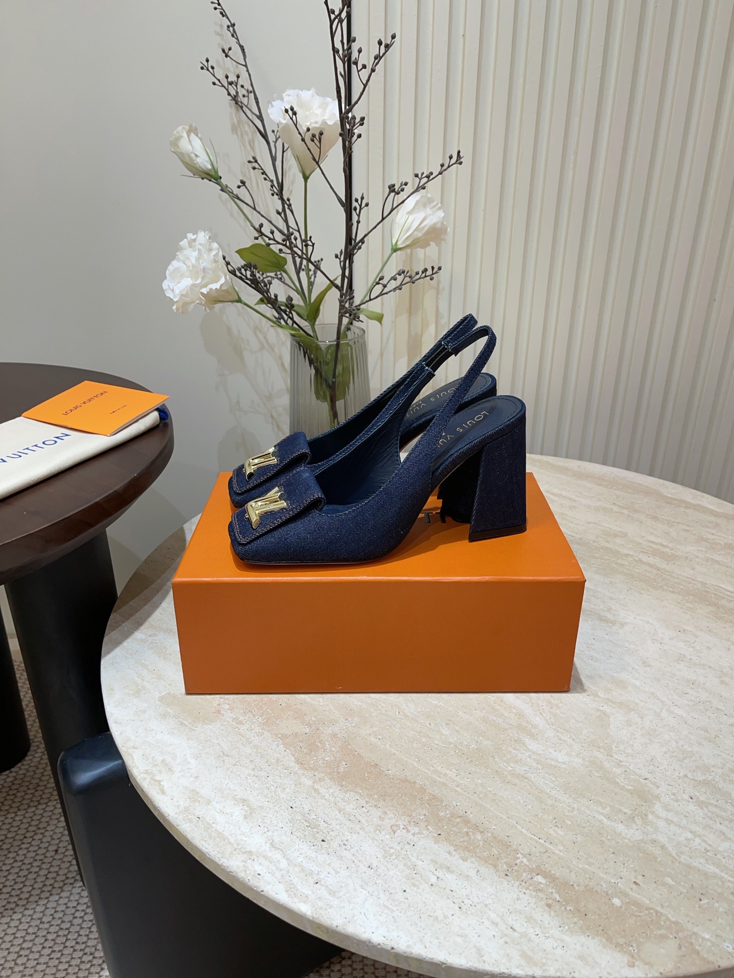 NO:166929,- Top quality loui* vuitte** New early spring sandals This Shake heeled high heels release a modern atmosphere with shiny lacquered cowhide leather, embellishing large brand letters on the leather shoe tongue, just like the iconic logo lock of the Twist handbag. It is full of high-end feel!  A popular model from domestic and foreign bloggers, retro and fashionable, beautiful!  Upper original cow patent leather inner sheepskin heel height 5.5cm/8.5cm sole Italian leather outsole size 35-39 (40, 41 custom made without return or exchange), sandals, louis vuitton, sandals, high heels, cowhide, sheepskin, Leather soles19860909- 顶级品质 loui* vuitte** 早春新款凉鞋 本款 Shake 露跟高跟鞋以亮泽漆面牛皮革释放摩登气息,为皮革鞋舌点缀大号品牌字母,恰似 Twist 手袋的标志性logo锁扣.高级感十足！国内外博主刷爆的一款,复古又时髦上脚美炸了！ 鞋面原版牛漆皮 内里羊皮 跟高5.5cm/8.5cm 鞋底意大利真皮大底 码数35-39( 40、41定做不退换）,凉鞋,louis vuitton,sandals,high heels,cowhide,sheepskin,Leather soles,Women's Shoes