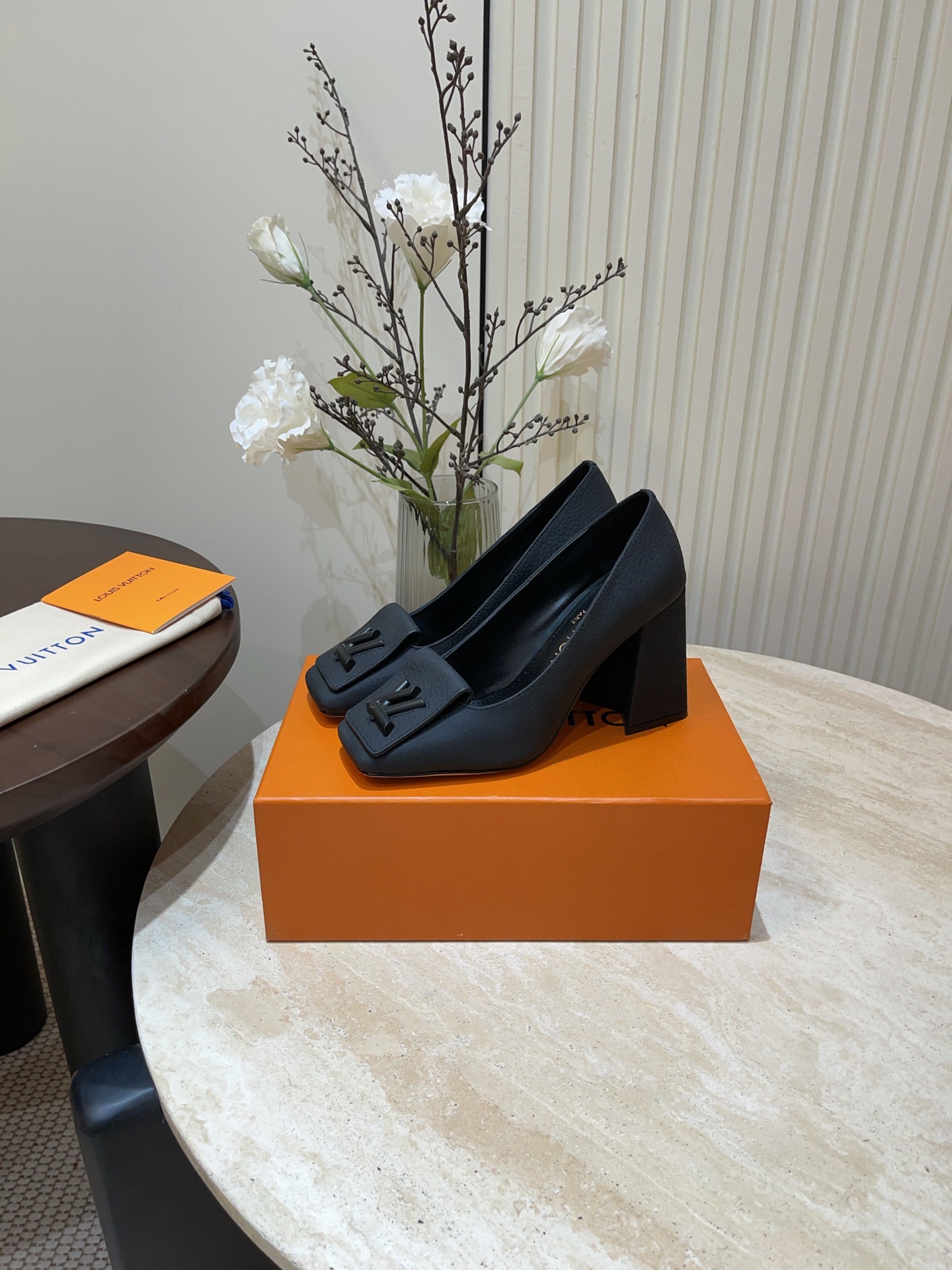 NO:166926,- Top quality loui* vuitte** New early spring single shoes. This Shake high heels use shiny lacquered cowhide leather to release a modern atmosphere, embellishing large brand letters on the leather shoe tongue, just like the iconic logo lock of the Twist handbag. It is full of high-end feel!  A popular model from domestic and foreign bloggers, retro and fashionable, beautiful!  Upper original cow patent leather inner sheepskin heel height 5.5cm/8.5cm sole Italian leather outsole size 35-39 (40, 41 custom made without return or exchange), single shoes, louis vuitton, high heels, cowhide, sheepskin, Leather soles19860909- 顶级品质 loui* vuitte** 早春新款单鞋 本款 Shake 高跟鞋以亮泽漆面牛皮革释放摩登气息,为皮革鞋舌点缀大号品牌字母,恰似 Twist 手袋的标志性logo锁扣.高级感十足！国内外博主刷爆的一款,复古又时髦上脚美炸了！ 鞋面原版牛漆皮 内里羊皮 跟高5.5cm/8.5cm 鞋底意大利真皮大底 码数35-39( 40、41定做不退换）,单鞋,louis vuitton,high heels,cowhide,sheepskin,Leather soles,Women's Shoes