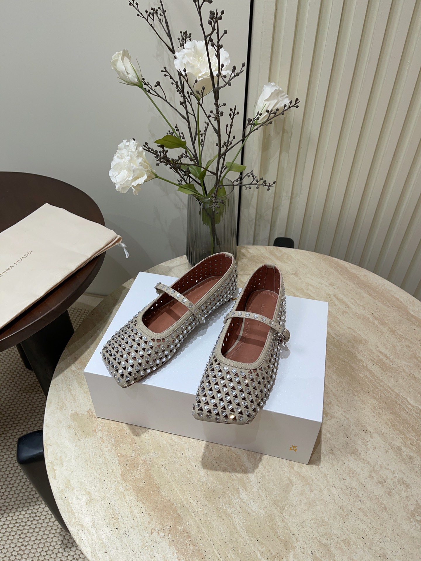 Amina Muaddi 25SS Collection: Unique Style with Original Drilling and Sheepskin Footbed - 图片 2