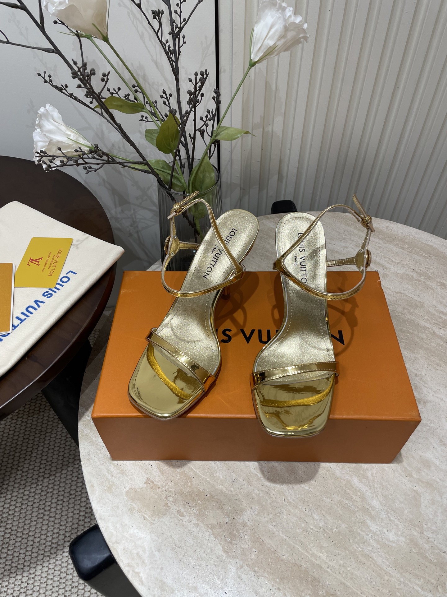 NO:234926,- 25Ss spring and summer new Louis vuiteeon Lv6AM high heels one-strip sandals This 6AM high heels sandals are cut out with elegant lacquered cowhide leather. High heels, slender front straps and ankle straps show exquisite details, the latter is decorated with a bright LV Circle logo. Adjustable trim on the side embellishes neat square buckles. Fabric ox patent leather inner mixed-bred sheepskin sole genuine leather outsole heel height 9.5cm size 35-39 (40.41.42 custom made without return), high heels, christian louboutin, louis vuitton, louis vuitton, sandals, high heels, cowhide, sheepskin, Leather soles19860909- 25Ss春夏新款Louis vuiteeon Lv6AM高跟一字带凉鞋 本款 6AM 高跟凉鞋以亮泽漆面牛皮革裁出雅致轮廓.高跟、纤细前带与踝带彰显考究细节,后者饰有莹亮LV Circle标识.侧边可调节饰带点缀利落方形搭扣. 面料牛漆皮 内里混种羊皮 鞋底真皮大底 跟高9.5cm 码数35-39（40.41.42定做不退换）,高跟鞋,christian louboutin,louis vuitton,louis vuitton,sandals,high heels,cowhide,sheepskin,Leather soles,Women's Shoes