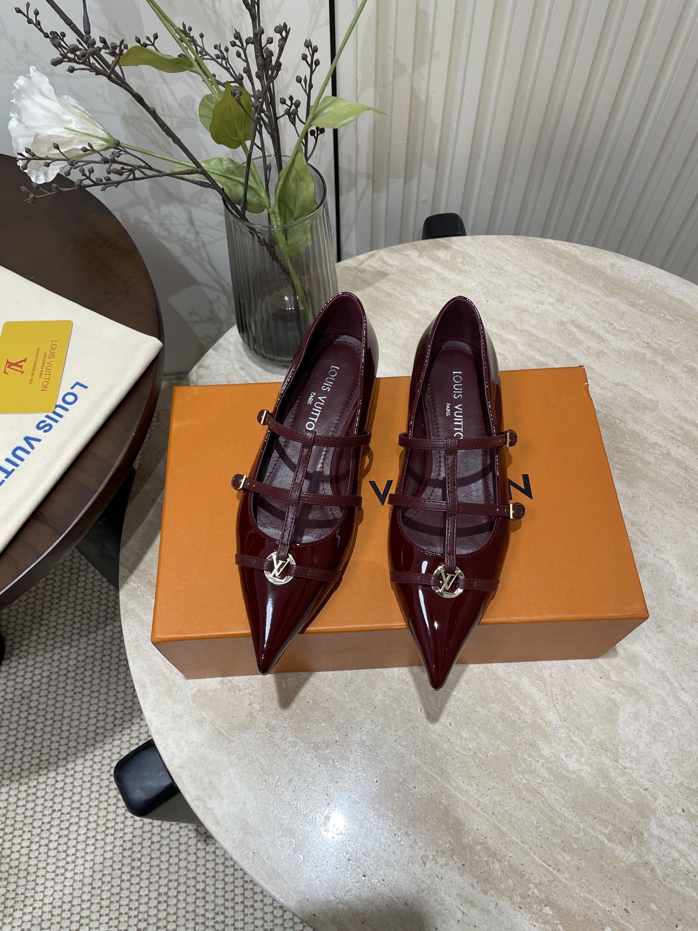 NO:234924,- 25Ss spring and summer new Louis vuiteeon Lv pointed toe three-band Mary Jane flat-sole single shoes. The small pointed toe with hollow leather strips and small square buckle can be adjusted and elastic. The Lv hardware 