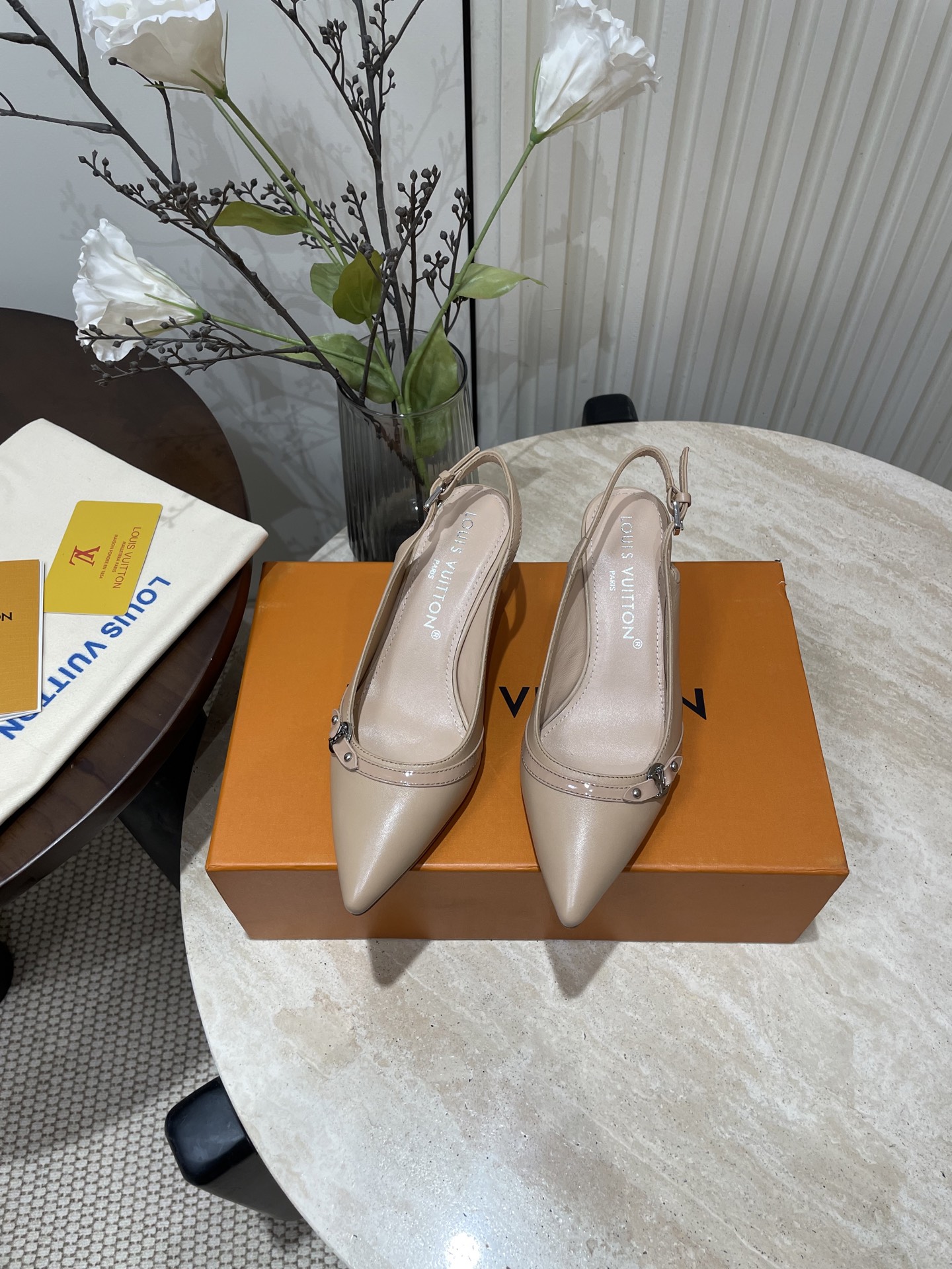 NO:234932,- 25Ss spring and summer new Louis vuiteeon Lv6AM exposed high heels pointed toe thin heels hollow sandals. The small pointed toe of the eagle beak and a small square buckle can be adjusted and elastic. The Lv hardware 