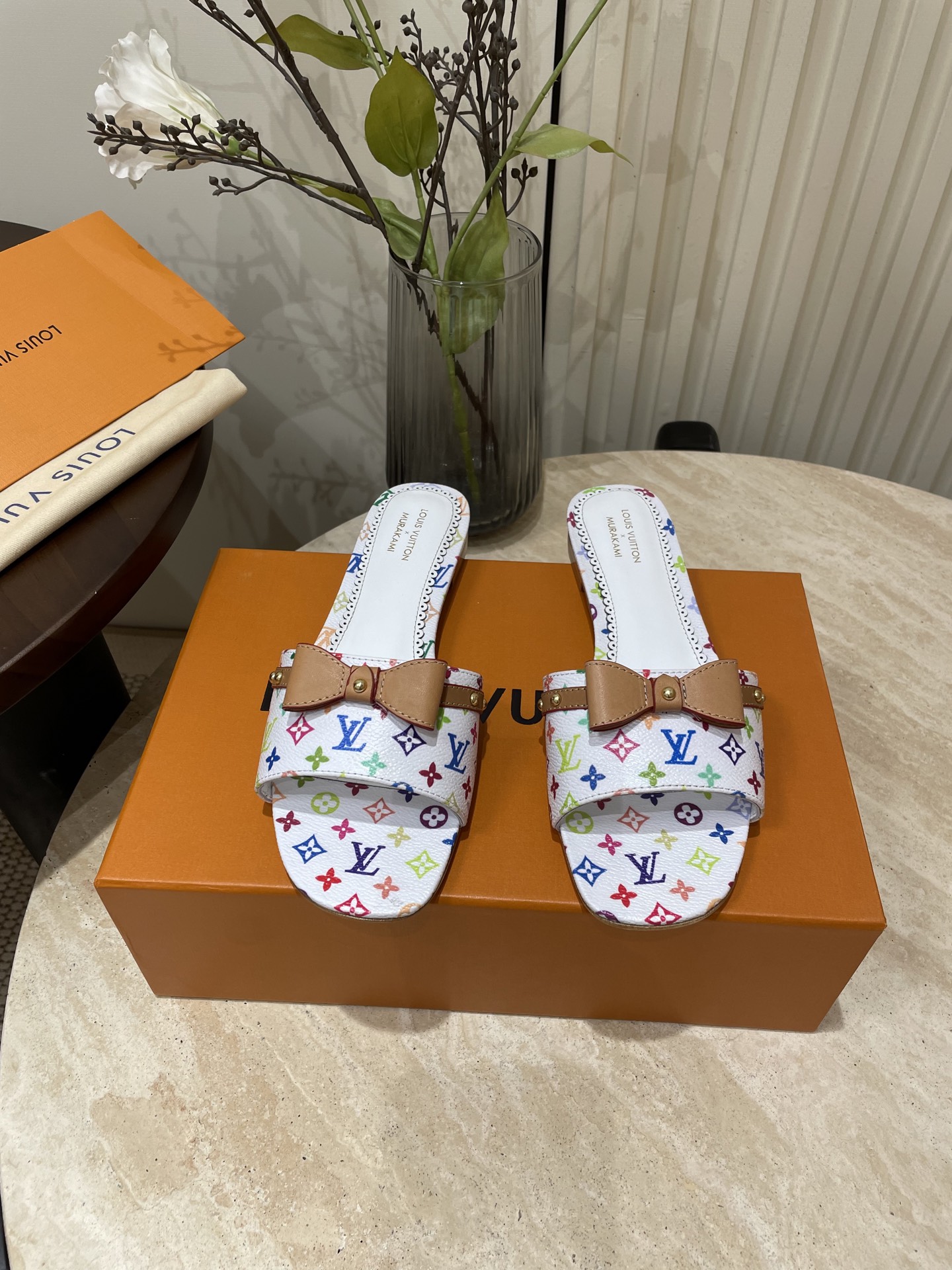 NO:234929,- 25Ss spring and summer new Louis vuiteeon LV X TM 6AM sandals Little Red Book popular kitten heel classic presbyterian bow slippers Louis Vuitton × Murakami Takashi White Color jointly created full Monogram pattern dipped in rainbow tones, revealing the iconic brushstrokes of Japanese artist Takashi Murakami. The configuration of the slippers is integrated into the elegant kitten heel, and the nailed cowhide leather belt adds a modern style. Fabric presbyterian leather, inner mixed-bred sheepskin sole genuine leather outsole heel height 5cm/flat sole size 35-39 (40.41 custom made without return and exchange), slippers, louis vuitton, louis vuitton, louis vuitton, slippers, cowhide, sheepskin, Leather soles19860909- 25Ss春夏新款Louis vuiteeon LV X TM 6AM凉拖 小红书爆款小猫跟经典老花蝴蝶结拖鞋 路易威登×村上隆白彩联名全幅Monogram图案浸染彩虹色调,娓娓道出日本艺术家村上隆的标志性笔触.便鞋构型融入优雅小猫跟,饰钉牛皮革带再添摩登风范. 面料老花皮 内里混种羊皮 鞋底真皮大底 跟高5cm/平底 码数35-39（40.41定做不退换）,拖鞋,louis vuitton,louis vuitton,louis vuitton,slippers,cowhide,sheepskin,Leather soles,Women's Shoes