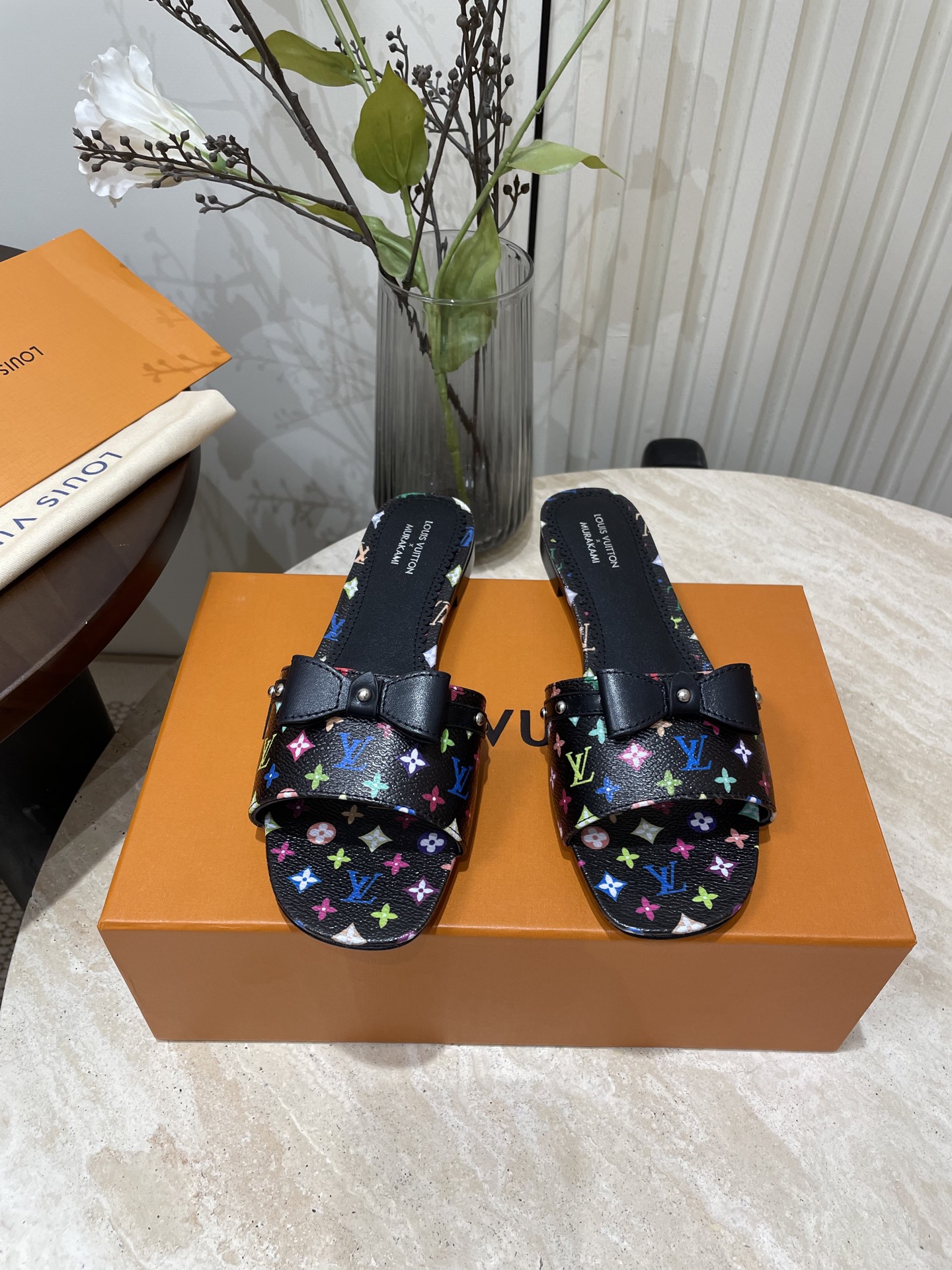 NO:234931,- 25Ss spring and summer new Louis vuiteeon LV X TM 6AM sandals Little Red Book popular kitten heel classic presbyterian bow slippers Louis Vuitton × Murakami Takashi White Color jointly created full Monogram pattern dipped in rainbow tones, revealing the iconic brushstrokes of Japanese artist Takashi Murakami. The configuration of the slippers is integrated into the elegant kitten heel, and the nailed cowhide leather belt adds a modern style. Fabric presbyterian leather, inner mixed-bred sheepskin sole, genuine leather outsole heel height 5cm/flat sole size 35-39 (40.41 custom made without return and exchange), slippers, louis vuitton, louis vuitton, louis vuitton, slippers, cowhide, sheepskin, Leather soles19860909- 25Ss春夏新款Louis vuiteeon LV X TM 6AM凉拖 小红书爆款小猫跟经典老花蝴蝶结拖鞋 路易威登×村上隆白彩联名全幅Monogram图案浸染彩虹色调,娓娓道出日本艺术家村上隆的标志性笔触.便鞋构型融入优雅小猫跟,饰钉牛皮革带再添摩登风范. 面料老花皮 内里混种羊皮 鞋底真皮大底 跟高5cm/平底 码数35-39（40.41定做不退换）,拖鞋,louis vuitton,louis vuitton,louis vuitton,slippers,cowhide,sheepskin,Leather soles,Women's Shoes