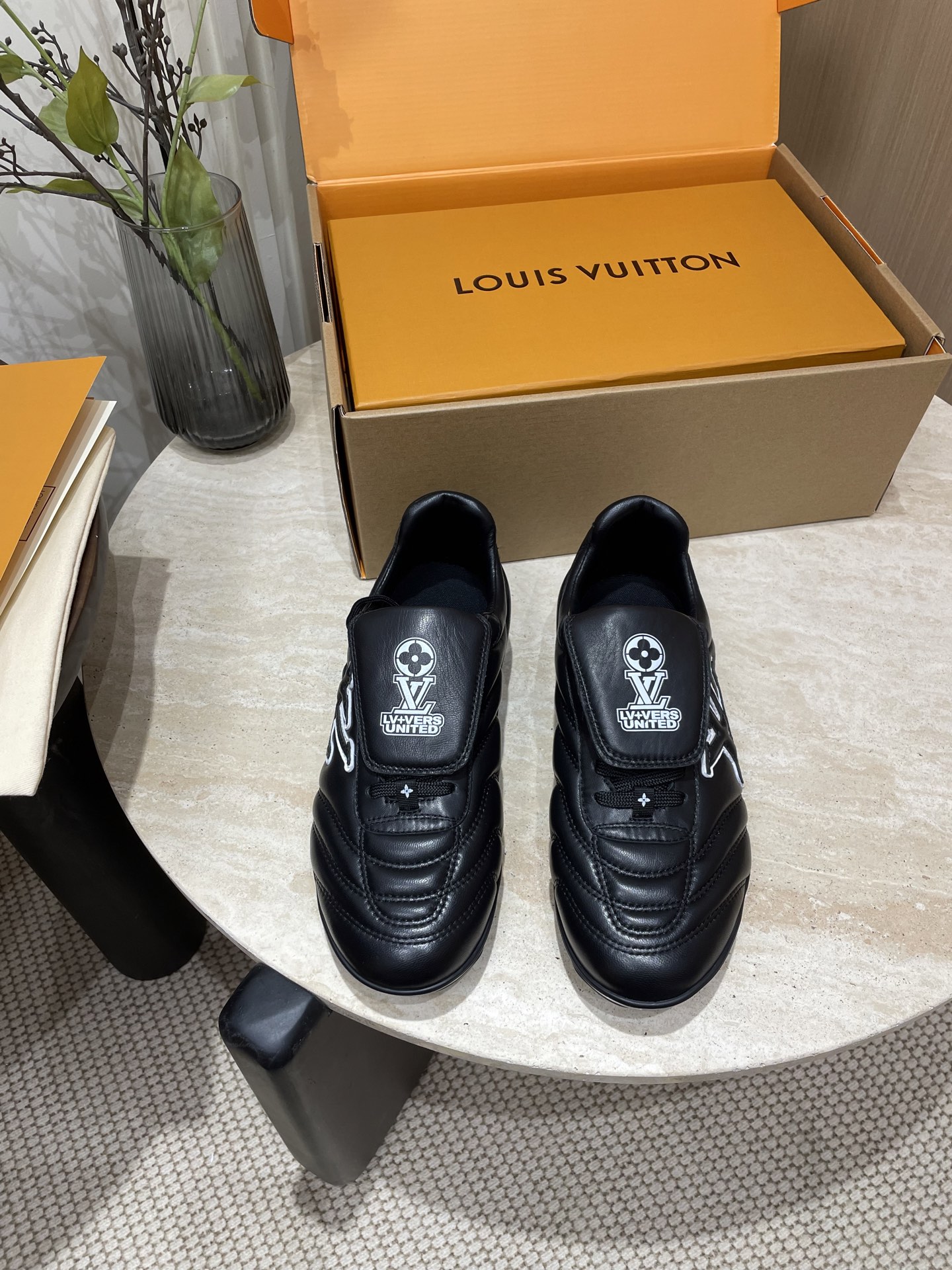 NO:238994,Couple model LV Louis Vuitton L Home Donkey Brand Latest Footprint Series Couple model Football sports shoes Casual running shoes Original purchase and development Making products This Footprint Soccer sports shoes were unveiled at the 2025 Spring and Summer Fashion Show. It is the first sneaker designed by Pharrell Williams for football. The shoes are inspired by football sports that spans generations and culture, echoing the theme of unity and participation of the 2025 Spring and Summer Fashion Show. The shoes are known for their smooth design, with dynamic IV Initials logo on the side, and the tongue is embellished with Lvers United badges inspired by the football team, and the sole of the footprint rubber sole is decorated with a variety of Louis Vuitton logos. The delivery counter is exquisite aircraft box packaging. Fabric: original imported cowhide leather Inner original custom soft sheepskin sole original open mold two-color TPU combination sole, sole thickness 3.5CM Size: women's 35-41 / men's 39-45, casual shoes/sports shoes, louis vuitton, louis vuitton, louis vuitton, versace, louis vuitton, sneakers, cowhide, sheepskin19860909情侣款 LV路易威登L家 驴牌 最新Footprint系列 情侣款 足球运动鞋 休闲 跑鞋 原版购入开发 做货 这款 Footprint Soccer 运动鞋于2025春夏系列时装展中亮相,是Pharrell Williams 首次以足球鞋为灵感设计的运动鞋.鞋款的灵感来自跨越世代和文化的足球运动,呼应2025春夏系列时装展团结一致、全民参与的主题.鞋款以流丽的设计著称,侧面以富动感的IV Initials标志点缀,鞋舌缀有灵感来自足球队伍的Lvers United徽章,而脚掌纹橡胶鞋底饰有多款路易威登标志 配送专柜精美飞机盒包装 面料:原版进口头层牛皮 内里原版定制柔软羊皮里 鞋底原版开模双色TPU组合底 底厚3.5CM Size:女款35-41 / 男款39-45,休闲鞋/运动鞋,louis vuitton,louis vuitton,louis vuitton,versace,louis vuitton,sneakers,cowhide,sheepskin,Women's Shoes