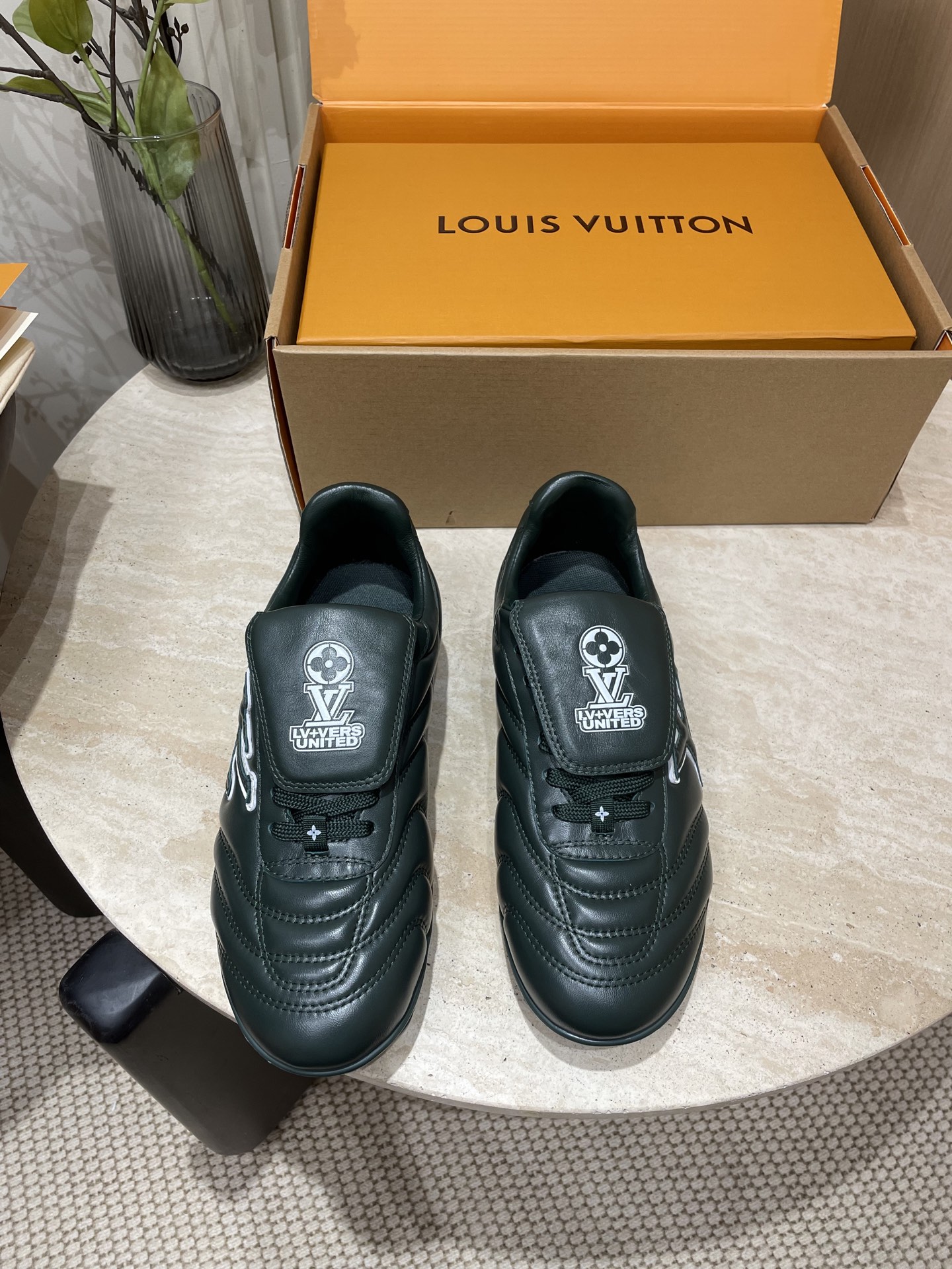 NO:234927,- Couple model LV Louis Vuitton L Home Donkey Brand Latest Footprint Series Couple model Football sports shoes Casual running shoes Original purchase and development Making products This Footprint Soccer sports shoes were unveiled at the 2025 Spring and Summer Fashion Show. It is the first sneaker designed by Pharrell Williams for football. The shoes are inspired by football sports that spans generations and culture, echoing the theme of unity and participation of the 2025 Spring and Summer Fashion Show. The shoes are known for their smooth design, with dynamic IV Initials logo on the sides, and the tongue is embellished with Lvers United badges inspired by the football team, and the sole of the footprint rubber sole is decorated with a variety of Louis Vuitton logos. The delivery counter is exquisite aircraft box packaging. Fabric: original imported cowhide leather. The leather is made of imported top layer. Inner original custom soft sheepskin sole original open mold two-color TPU combination sole, sole thickness 3.5CM Size: women's 35-41 / men's 39-45, casual shoes/sports shoes, louis vuitton, louis vuitton, louis vuitton, versace, louis vuitton, sneakers, cowhide, sheepskin19860909-情侣款 LV路易威登L家 驴牌 最新Footprint系列 情侣款 足球运动鞋 休闲 跑鞋 原版购入开发 做货 这款 Footprint Soccer 运动鞋于2025春夏系列时装展中亮相,是Pharrell Williams 首次以足球鞋为灵感设计的运动鞋.鞋款的灵感来自跨越世代和文化的足球运动,呼应2025春夏系列时装展团结一致、全民参与的主题.鞋款以流丽的设计著称,侧面以富动感的IV Initials标志点缀,鞋舌缀有灵感来自足球队伍的Lvers United徽章,而脚掌纹橡胶鞋底饰有多款路易威登标志 配送专柜精美飞机盒包装 面料:原版进口头层牛皮 内里原版定制柔软羊皮里 鞋底原版开模双色TPU组合底 底厚3.5CM Size:女款35-41 / 男款39-45,休闲鞋/运动鞋,louis vuitton,louis vuitton,louis vuitton,versace,louis vuitton,sneakers,cowhide,sheepskin,Women's Shoes