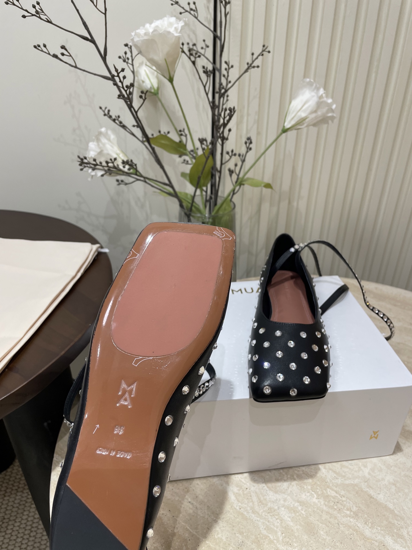 Amina Muaddi’s 2025 Spring/Summer French Drilling Belt Ballet Shoes Collection - 图片 9