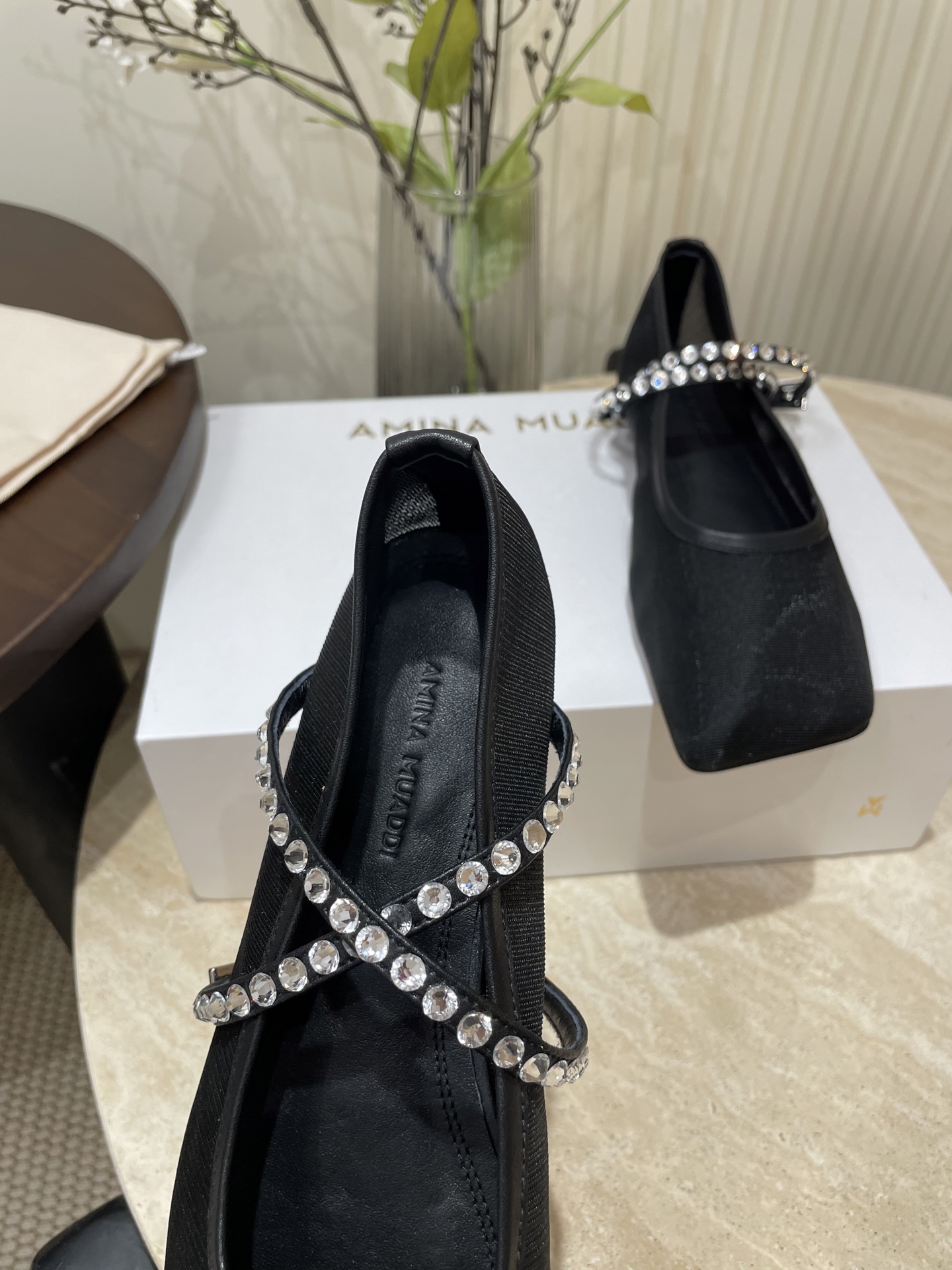Amina Muaddi’s 25 Spring/Summer French Ballet Shoes with Water-Drilling Net – Stylish and Versatile! - 图片 4