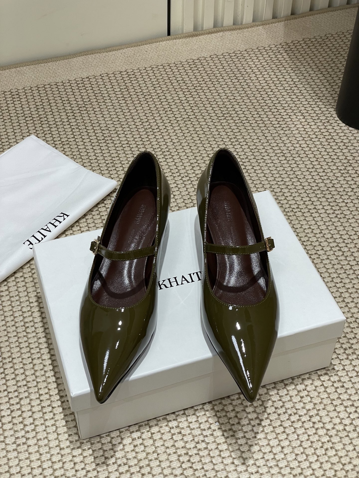 NO:234898,- Niche trendy brand khaite25 spring and summer new retro heeled one-length strip Mary Jane pointed-toe shoes!  The minimalist, avant-garde, sharp and fearless designs have made Khaite a hit in the fashion industry in recent years. In just a few years, it has become one of the most popular clothing brands. It is simple and everyday, without losing its femininity and sensibility, making many Old Celine, fashion celebrities and independent women obsessed with it!  Intellectual and elegant!  Upper: Use original custom-made soft calf patent leather inner foot pad: sheepskin imported from Italy Heel height: about 5.5cm (inner height) Size: 35-40 (40 custom made without return or exchange), Mary Jane, celine, mary jane, sheepskin, Leather soles19860909- 小众潮牌 khaite25春夏新款复古坡跟一字带玛丽珍尖头单鞋！极简前卫、锋利和无畏的设计,让Khaite近年响亮时尚界.短短几年间已经成为最受欢迎的服装品牌之一.它简约日常,又不失女性化与感性,让很多Old Celine、时尚名人和独立女性为它痴迷！知性优雅！ 鞋面:采用原版定做软小牛漆皮 内里垫脚:羊皮 意大利进口真皮大底 跟高:约5.5cm（内增高） 码数:35-40（40定做不退换）,玛丽珍,celine,mary jane,sheepskin,Leather soles,Women's Shoes