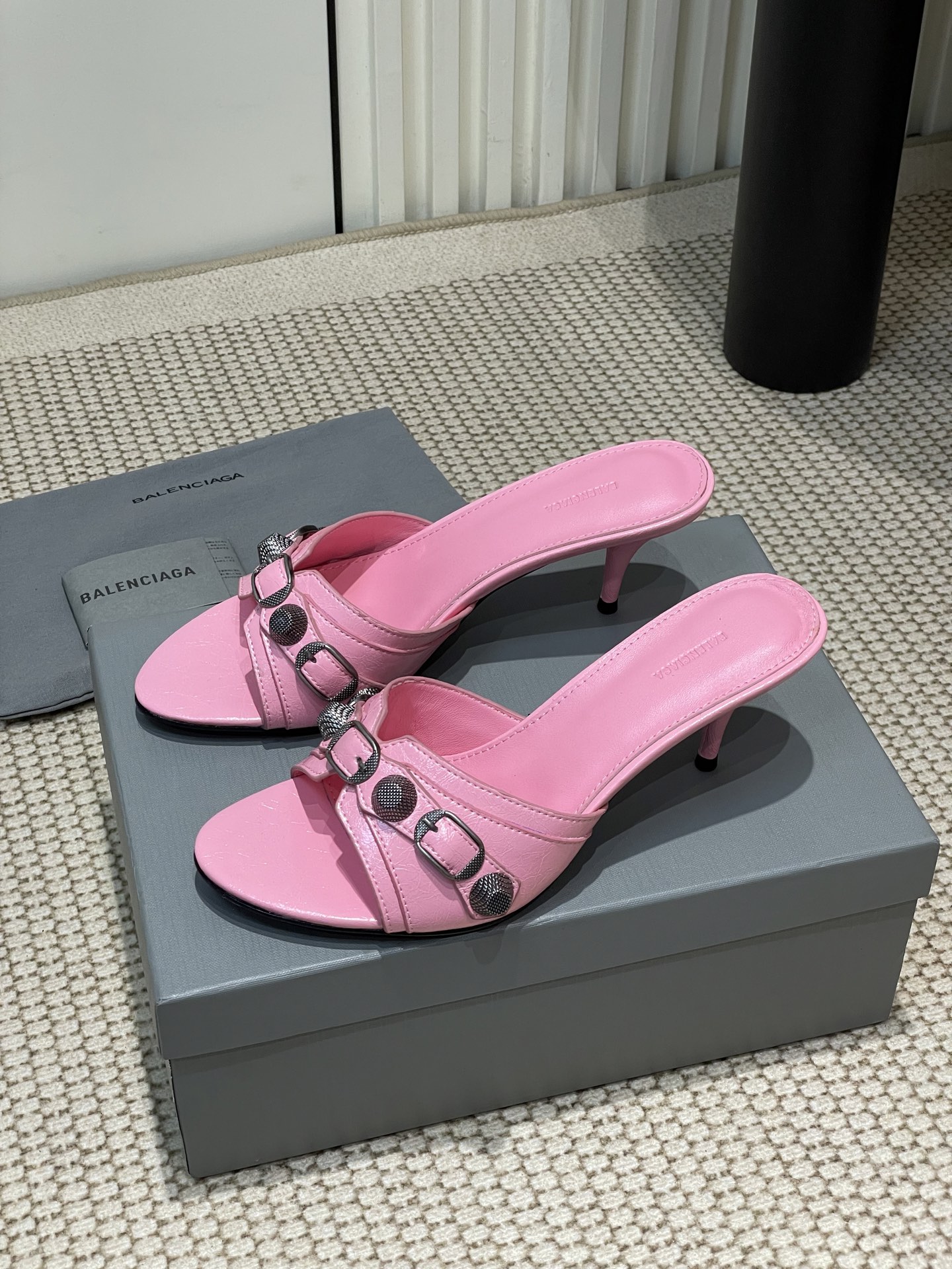 NO:234922,- 25Ss spring and summer new Balenciaga metal rivet motorcycle punk style high heel slippers must have hot girls. This pair of CAGOLE slippers is the rivets on the lady slippers and it is super punk on the street. It’s so unique. INS hot style. Sweet and cool girl’s favorite. Customized upper imported beef wax leather inner lining sheepskin inner heel height 7cm sole genuine leather sole size 35-39 (40.41 custom made without return and exchange), high heels, balenciaga, high heels, slippers, sheepskin19860909- 25Ss春夏新款Balenciaga金属铆钉机车朋克风高跟拖鞋 辣妹必备这双CAGOLE拖鞋鞋型是淑女拖鞋上面的铆钉又超级朋克街头简直太别致了 INS爆款 甜酷girl的最爱 鞋面定制进口牛蜡皮 内里羊皮内里 跟高7cm 鞋底真皮鞋底 码数35-39（40.41定制不退换）,高跟鞋,balenciaga,high heels,slippers,sheepskin,Women's Shoes