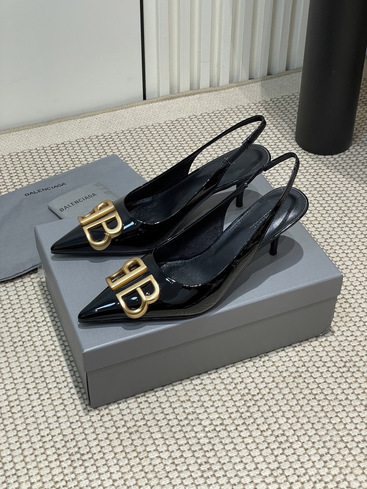 NO:234919,- 25Ss Spring and Summer New Balenciaga Pointed BB Buckle Patent Leather Single Shoes Rear Sandals Balenciaga Pointed Toe Shoes That bring fashion to the extreme. This shoe is absolutely open and I want to go in every pair because every pair really has a sense of fashion. The essence of the whole pair is its toe, which is long enough and pointed, and does not have a bloated feeling. It is very high-end and slim, and there are no clothes they cannot match!  Upper, patent leather, inner lining, heel height 6cm/8cm, genuine leather sole, size 35-39 (40.41 custom made, non-return, exchange), high heels, balenciaga, balenciaga, sandals, high heels, sheepskin19860909- 25Ss春夏新款Balenciaga尖头BB扣漆皮单鞋后空凉鞋 将时髦发挥到极致的巴黎世家尖头单鞋 这款的鞋子绝对开了挂,每一双都想去入,因为真的每一对都自带时髦感 ,整双鞋的精髓就是它的鞋头了, 够长够尖,并且不带臃肿感,非常高级并且显瘦,而且没有她们不能搭配的衣服！ 鞋面牛漆皮 内里羊皮内里 跟高6cm/8cm 鞋底真皮鞋底 码数35-39（40.41定制不退换）,高跟鞋,balenciaga,balenciaga,sandals,high heels,sheepskin,Women's Shoes