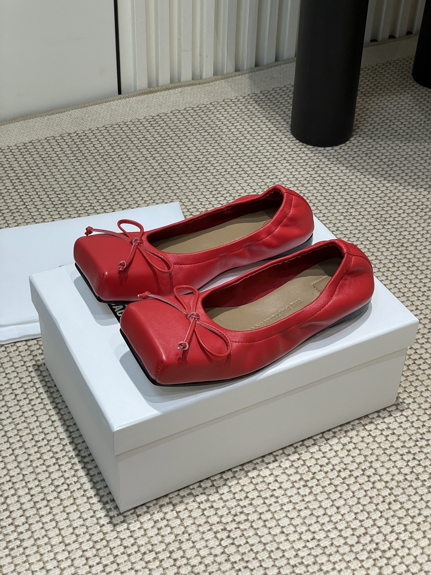 NO:234897,- Niche trendy brand Jacquemus 25ss Spring and summer new square toe shoes with bow half-tugging/single shoes!  The square head design is really fashionable!  Jeans and small skirts are no problem!  Coco lovely without a head, boxy, a must-have for fashionable talent!  The popular square head design and the fenle style are personalized, the playful, cute, fashionable and beautiful bow decoration is very girlish, and the overall daily outfit is very fashionable!  The upper is made of mixed-bred sheepskin, inner foot padded lambskin, sole imported from Italy, original color genuine leather sole, size: 35-40 (40 custom made, no return or exchange), Doudou shoes, skirts, jeans, sheepskin, Leather soles19860909- 小众潮牌 Jacquemus 25ss春夏新款方头鞋蝴蝶结半拖/单鞋！ 方头设计真的好时髦！牛仔裤 小裙子搭配不在话下！可可爱爱没有脑袋 四方方的 时髦精必入的一款！ 流行的方头设计和茴蕾风碰撞则个性,俏皮可爱时尚好看蝴蝶结装饰很有少女感,整体日常穿搭非常洋气就对了！ 鞋面采用混种羊皮 内里垫脚小羊皮 鞋底意大利进口原色真皮大底 码数:35-40（40订做不退不换),豆豆鞋,skirts,jeans,sheepskin,Leather soles,Women's Shoes