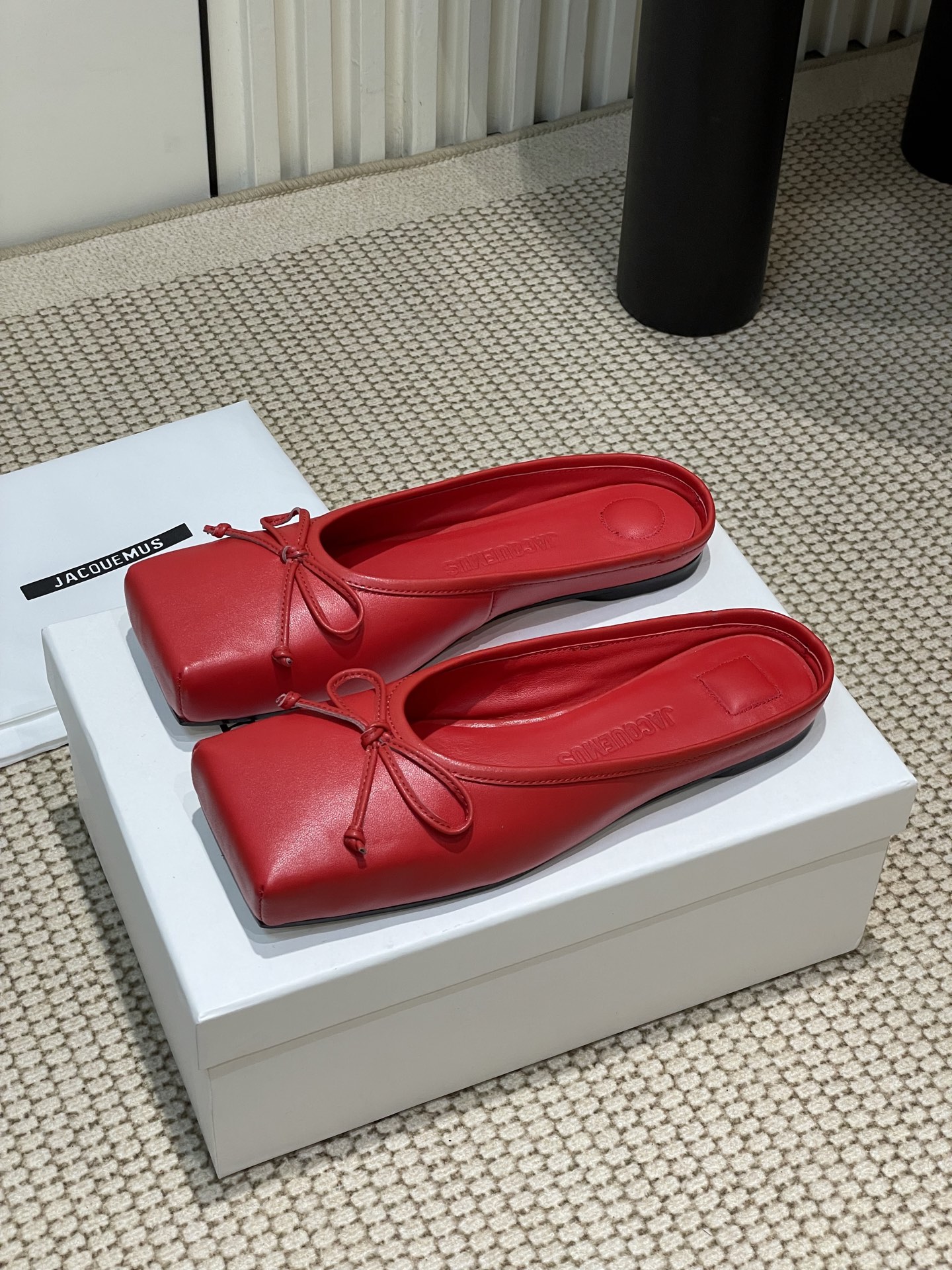 NO:234920,- Niche trendy brand Jacquemus 25ss Spring and summer new square toe shoes with bow half-tugging/single shoes!  The square head design is really fashionable!  Jeans and small skirts are no problem!  Coco lovely without a head, boxy, a must-have for fashionable talent!  The popular square head design and the fenle style are personalized, the playful, cute, fashionable and beautiful bow decoration is very girlish, and the overall daily outfit is very fashionable!  The upper is made of mixed-bred sheepskin, inner foot padded lambskin, sole imported from Italy, original color genuine leather sole, size: 35-40 (40 custom made, no return or exchange), semi-torque, skirts, jeans, sheepskin, Leather soles19860909- 小众潮牌 Jacquemus 25ss春夏新款方头鞋蝴蝶结半拖/单鞋！ 方头设计真的好时髦！牛仔裤 小裙子搭配不在话下！可可爱爱没有脑袋 四方方的 时髦精必入的一款！ 流行的方头设计和茴蕾风碰撞则个性,俏皮可爱时尚好看蝴蝶结装饰很有少女感,整体日常穿搭非常洋气就对了！ 鞋面采用混种羊皮 内里垫脚小羊皮 鞋底意大利进口原色真皮大底 码数:35-40（40订做不退不换),半拖,skirts,jeans,sheepskin,Leather soles,Women's Shoes