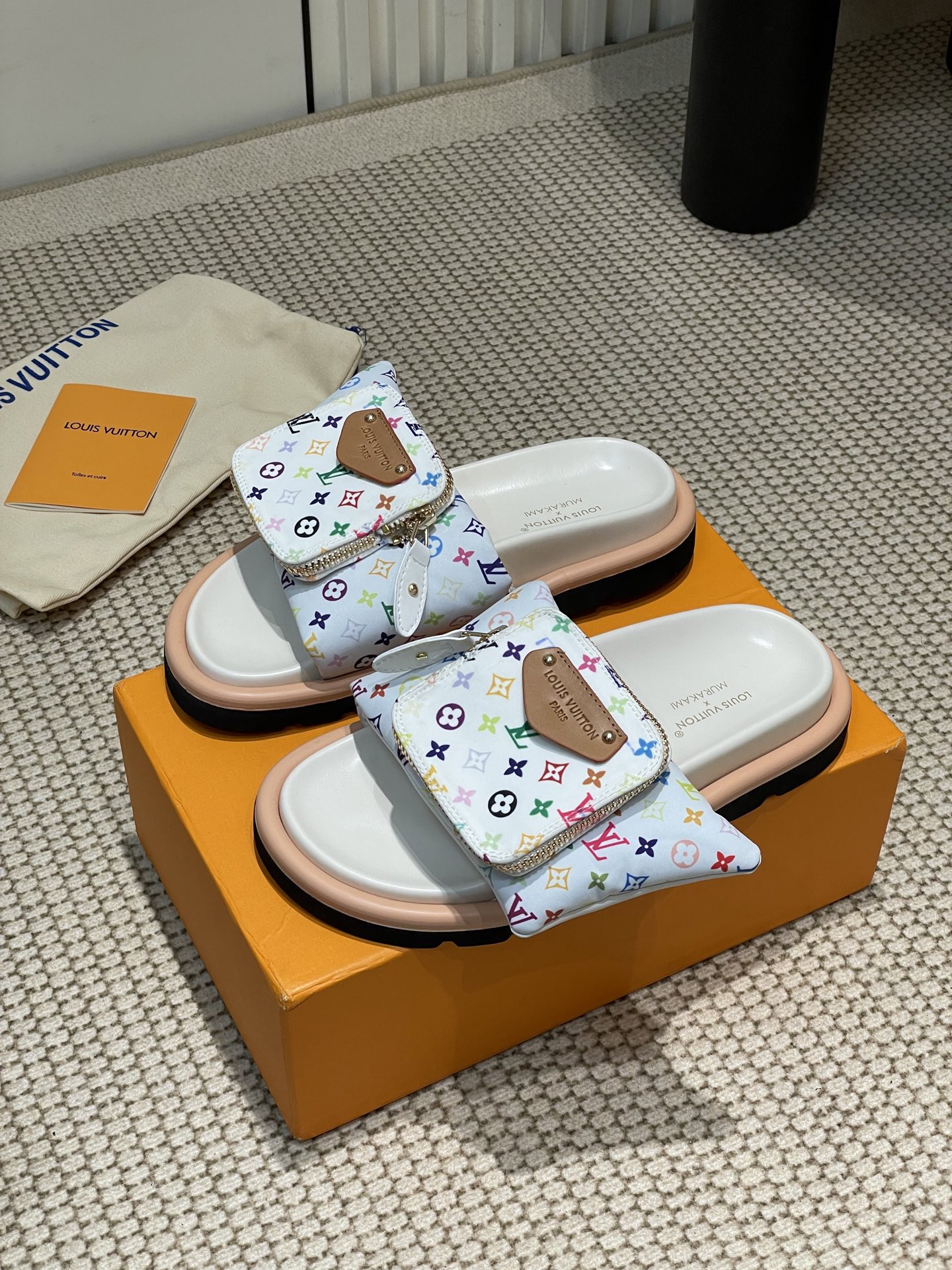 NO:234913,- Volume price LV x TM Murakami Takashi Co-branded model Black and white tri-color Velcro wallet bread Flat-soled thick-soled slippers This model Pool Pillow Comfort sandals are from the cross-border collaboration series of Louis Vuitton and Japanese artist Murakami Takashi, which uses bright Monogram patterns to highlight the iconic colorful colors of the artist. The wide-lined Velcro shoelaces with zipper bags release the attention of personality, tough insoles and lightweight outsoles to create a comfortable experience Fabric: original customized technology fabric fabric inner original customized sheepskin footbed sole original open mold rubber foam sole Size: 35-44 (for women 40 men 44 custom made without return or exchange), slippers, louis vuitton, louis vuitton, slippers, wallets, sheepskin19860909-冲量价 LV x TM村上隆 联名款 黑白三彩 魔术贴 钱包 面包 平底厚底拖鞋 本款 Pool Pillow Comfort 凉拖出自路易威登与日本艺术家村上隆的跨界合作系列,以明丽 Monogram 图案彰显艺术家笔下标志性的缤纷色彩.配有拉链袋的宽幅加衬魔术贴鞋带释放瞩目个性,韧性鞋垫和轻盈凸纹外底成就舒适体验 面料:原版定制科技织物面料 内里原版定制羊皮垫脚 鞋底原版开模橡胶发泡大底 Size:35-44（女40男44定做不退换）,拖鞋,louis vuitton,louis vuitton,slippers,wallets,sheepskin,Women's Shoes