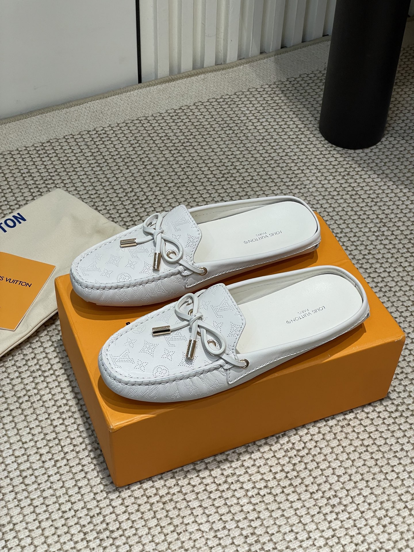 NO:234901,- Top quality loui* vuitte** New bow flat-sole embossed punched half-slipper Flat loafers re-examined this season with soft calfskin, famous for their exquisite embossing. This classic loafer has an authentic moccasin construction, lightness, and extremely flexible rubber padded outsole. The engraved gold lace-up pendant further enhances the exquisiteness of this design. Upper grain cowhide inner sheepskin original rubber non-slip sole size 35-39 (40, 41 custom made without return), semi-trail, louis vuitton, loafers, slippers, cowhide, sheepskin19860909- 顶级品质loui* vuitte** 新款蝴蝶结平底压花冲孔半拖鞋 平底乐福鞋本季以柔软的小牛皮重新审视,以其精致的压花而闻名.这款经典乐福鞋具有正宗的莫卡辛结构,轻盈,以及极其灵活的橡胶垫外底.雕刻的金色系带坠进一步增强了这种设计的精致. 鞋面粒面牛皮 内里羊皮 鞋底原版橡胶防滑底 码数35-39（40、41定做不退换）,半拖,louis vuitton,loafers,slippers,cowhide,sheepskin,Women's Shoes