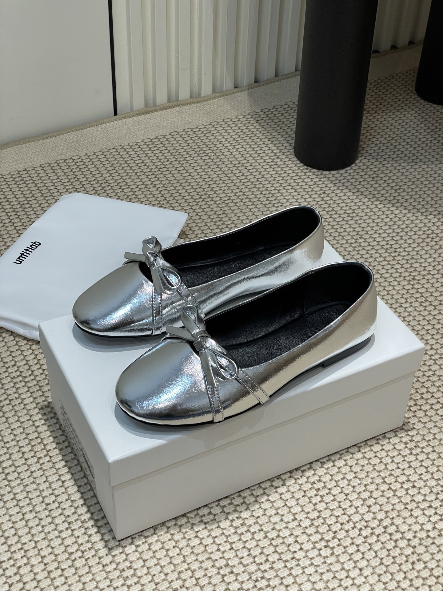 NO:234900,- Untitlab niche designer belts ballerina series 25 spring and summer new punk style flat shoes, butterfly end strap ballet shoes, the toe is designed with irregular square lines, giving the toes a full sense of space. The shoe mouth belt buckle is decorated to add a fashionable atmosphere. It is highly versatile and adaptable. Upper: original cowhide, inner lid: sheepskin, sole: rubber outsole, size 35-40 (40 custom made, no return and exchange), ballet shoes, cowhide, sheepskin19860909- Untitlab 小众设计师belts ballerina系列 25春夏新款朋克风平底单鞋 蝴蝶结束带芭蕾舞鞋 鞋头采用不规则方形线条设计.概予脚趾充分空间感.鞋口皮带扣造型装饰.增添时髦气息.百搭适配性极强 鞋面:原版牛皮 内里:绵羊皮 鞋底:橡胶大底 码数35-40(40定做不退换),芭蕾舞鞋,cowhide,sheepskin,Women's Shoes