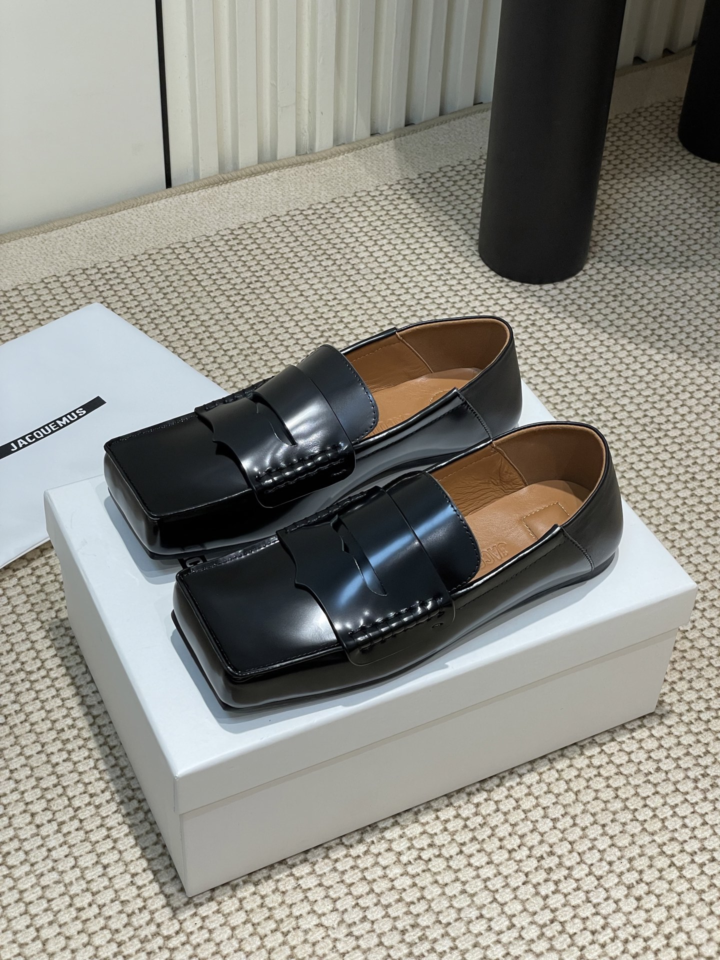 NO:234911,- Niche trendy brand Jacquemus 25ss Spring and summer new retro neutral two-wearable square-toe single-shoe loafers. The square-toe design is really fashionable!  Jeans and small skirts are no problem!  Coco lovely without a head, boxy, a must-have for fashionable talent!  Just be very fashionable with a playful and cute overall daily outfit!  Upper: Open-edged beaded cowhide/grain cowhide Inner footrest: water-dyeed sheepskin Sole genuine leather outsole Size: 35-40 (40 custom made without return or replacement), single shoes, loafers, skirts, jeans, cowhide, sheepskin, Leather soles19860909- 小众潮牌 Jacquemus 25ss春夏新款复古中性两穿可踩方头单鞋乐福鞋 方头设计真的好时髦！牛仔裤 小裙子搭配不在话下！可可爱爱没有脑袋 四方方的 时髦精必入的一款！俏皮可爱整体日常穿搭非常洋气就对了！ 鞋面:开边珠牛皮/粒面牛皮 内里垫脚:水染羊皮 鞋底真皮大底 码数:35-40（40订做不退不换),单鞋,loafers,skirts,jeans,cowhide,sheepskin,Leather soles,Women's Shoes