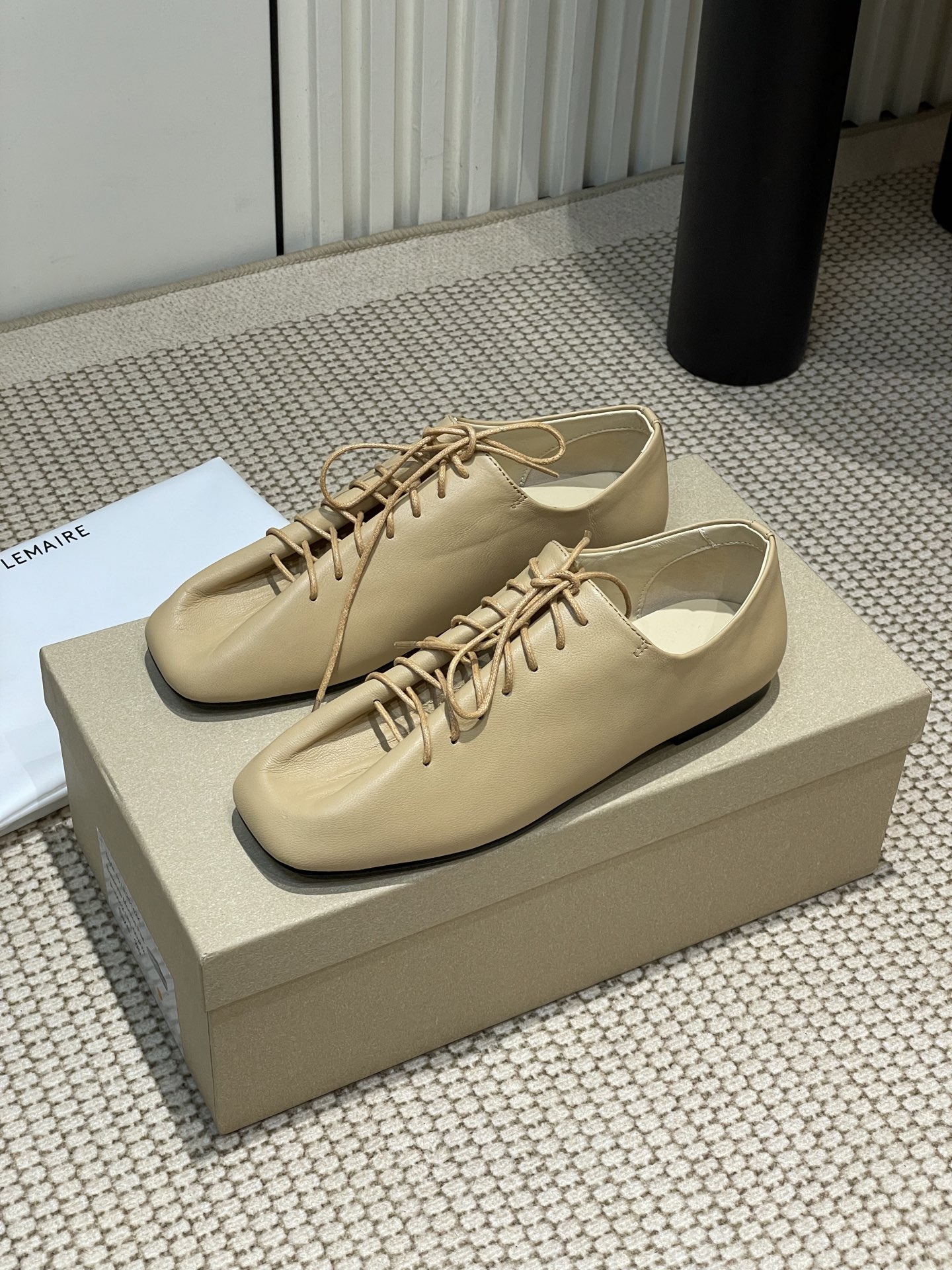 NO:234905,- Lemaire 2025ss early spring new lace-up square-toe single shoes, a pair of super comfortable and soft derby shoes. I fell in love with lemaire's derby shoes at first sight, and I will never forget it. The classic black and white color appeared again. I made a guide and said I should buy a bigger one. Because of the sheepskin material, the big thumb will not look good. It is recommended to take a big shot. The sole is thinner, and the back foot is made of a sponge pad is comfortable. It is said that it can be worn out. The upper is mixed-bred sheepskin, the inner foot is comfortable sheepskin, the sole is very small, and the foot is very comfortable. The sole is very beautiful. The sole is very beautiful. The sole is very beautiful. The sole is very beautiful. The sole is very beautiful. The sole is very beautiful. The sole is very beautiful. The sole is very beautiful. The sole is very beautiful. The sole is very beautiful. The sole is very beautiful. The sole is very beautiful. The sole is very beautiful. The sole is very beautiful. The sole is very beautiful. The sole is very beautiful. The sole is very beautiful. The sole is very beautiful. The sole is very beautiful. The sole is very beautiful. The sole is very beautiful. The sole is not returned or replaced by 40. The sole is very beautiful. The sole is very beautiful. The sole is very beautiful. The sole is very beautiful. The sole is very beautiful. The sole is very beautiful. The sole is not returned or replaced by 40. The sole is very beautiful. The sole is very beautiful. The sole is very beautiful. The sole is very beautiful. The sole is very beautiful. The sole is not returned or replaced by 40. The sole is very beautiful. The sole is very beautiful. The sole is very beautiful. The sole is very beautiful. The sole is not customized for 40. The sole is not returned or exchanged. The soles of the sole, sheepskin, Leather soles19860909- Lemaire 2025ss早春新款系带方头单鞋 一双超级舒服超级软的德比鞋 对lemaire的德比鞋一见钟情,念念不忘必有回响.出了经典黑白色又出了这个米黄色.做了攻略说要买大一点,因为羊皮材质原因,大拇指那里会不好看,建议拍大,鞋底比较薄,后脚那里做了海绵垫上脚舒适,据说是可以暴走的鞋子. 鞋面混种羊皮 内里垫脚舒适绵羊皮 大底意大利真皮大底 码数35~40（40定制不退换）,单鞋,sheepskin,Leather soles,Women's Shoes