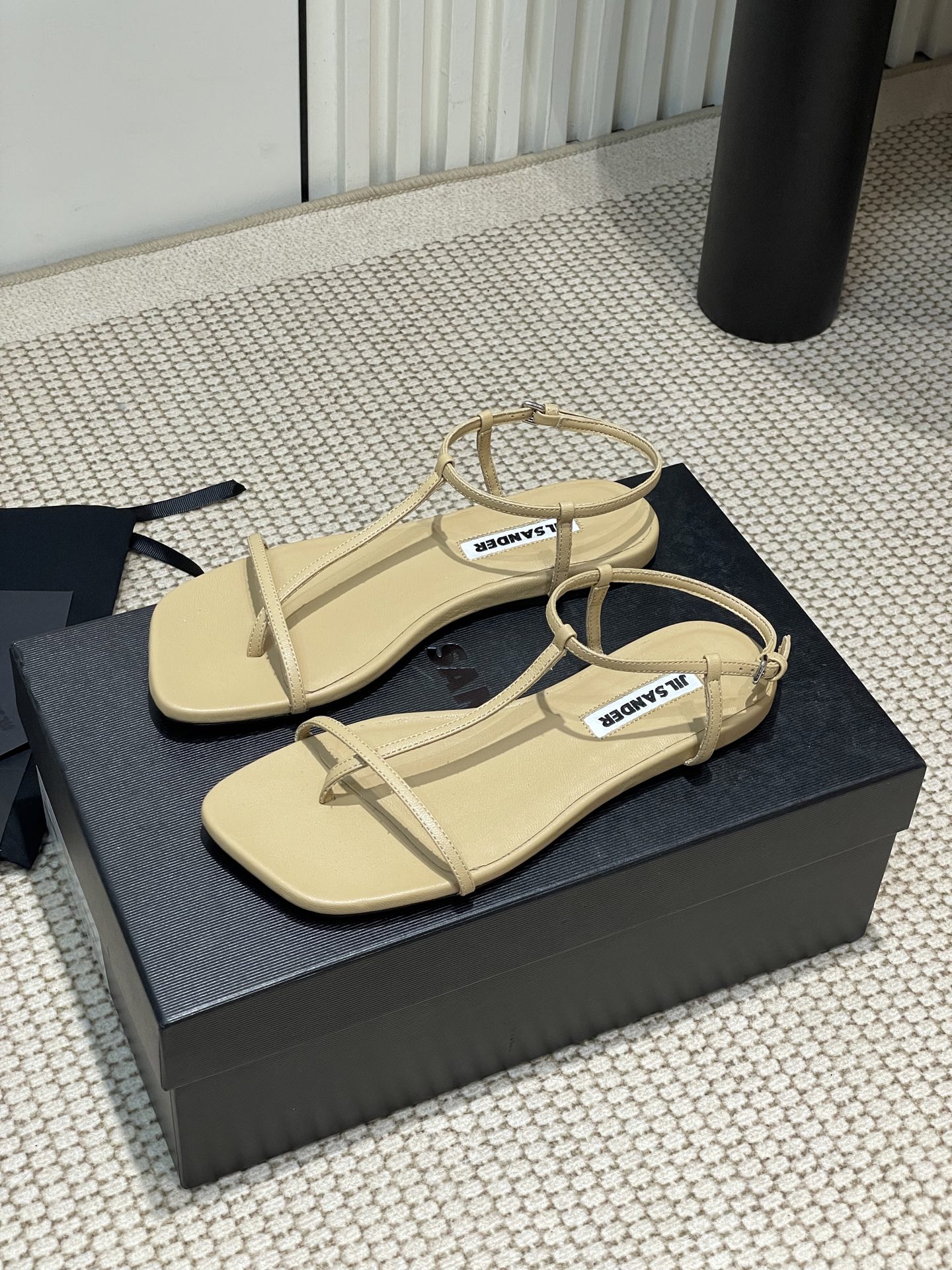 NO:233884,- Niche trendy brand jilsander 2025 spring and summer new simple strap small square toe flat sandals This sandal is really sexy and beautiful, simple and fashionable design. Short heels are comfortable and don’t exhaust their feet. Easy to grasp French elegance and slack sense. Fashionable people really can’t do without such shoes. Recommended wall cracks. Upper: using mixed-bred sheepskin Inner footbed: sheepskin Sole imported from Italy Size: 35-40 (40 custom made without return and exchange), sandals, jil sander, jil sander, sandals, sheepskin, Leather soles19860909- 小众潮牌 jilsander 吉尔桑达2025春夏新款简易带子小方头平底凉鞋 这款凉鞋真的太性感漂亮了,简单又不失时髦的设计 矮跟上脚舒适不累脚,轻松拿捏法式的优雅和松弛感时髦精们真的不能没有这类鞋 墙裂推荐 鞋面:采用混种羊皮 内里垫脚:羊皮 鞋底意大利进口真皮大底 码数:35-40（40订做不退换）,凉鞋,jil sander,jil sander,sandals,sheepskin,Leather soles,Women's Shoes