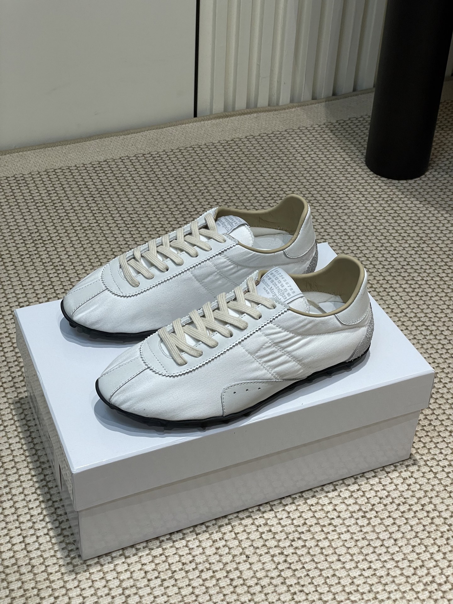 NO:233877,- Men's 10 couples Maison Margiel* MM6 Majra 2025 latest German training casual shoes white shoes sneakers Guitou designer brand, a light luxury brand is very versatile and comfortable to the feet. This German training shoes continue the classic T-shaped genuine leather splicing design. The thin sole New sprinters outline is made of old-fashioned nylon and retro-treated suede, inspired by retro. Through old-fashioned, stitching, splicing and other processes, it gives the item a new life and beauty. The tongue has a classic digital logo, paired with an anti-slip splicing sole, and the tail is decorated with an iconic white stitching logo, full of craftsmanship. At the same time, it maintains good breathability and comfort and texture parallel, so as to easily control any matching for all seasons. Fabric matte cowhide/original fabric inner sheepskin women's model 35/40 (40 custom-made without return or replacement)  Men's 40/45 (45 custom made without return or replacement), casual shoes/sports shoes, masion margiela, masion margiela, sneakers, cowhide, sheepskin, chamois leather19860909-男10情侣款 MaisonMargiel* MM6马吉拉2025最新德训休闲鞋小白鞋运动鞋 鬼才设计师品牌,一个轻奢品牌上脚很百搭哦,也很随脚舒适,这一款德国训练鞋延续了经典的T形真皮拼接设计.薄底 新款sprinters轮廓采用做旧感尼龙与复古处理麂皮制成,灵感来源于复古.通过做旧、缝线、拼接等工艺,赋予单品新的生命和美感.舌有经典的数字标志,搭配有防滑的钉状鞋底,鞋尾饰有标志性的白色缝线logo,充满 工艺感.又同时保持不错的透气性能舒适与质感并行,轻松驾驭四季穿着任何搭配. 面料磨砂牛皮/原版布料 内里羊皮 女款35/40（40定做不退不换） 男款40/45（45定做不退不换）,休闲鞋/运动鞋,masion margiela,masion margiela,sneakers,cowhide,sheepskin,chamois leather,Women's Shoes