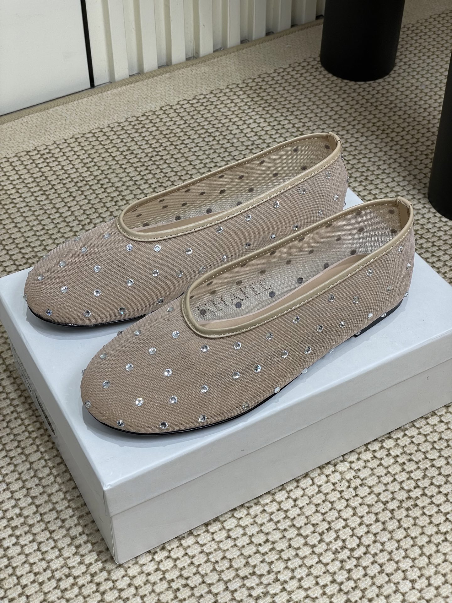 NO:232180,- 25ss early spring new khaite mesh hot diamond fairy shoes flat ballet shoes, grain-embroidered hand-sewn small diamonds, with a fairy-like hazy beauty, high-end and decent, can also go out beautifully with slippers in summer. The glittering and adorable embellishment adds a gorgeous and romantic feeling, which is easy to be attracted at a glance. The matching occasions are also quite extensive. Daily or party activities can show elegant charm and temperament. Upper imported mesh hot diamond sheepskin edges, footbed mixed-bred sheepskin soles, Italian leather outsoles, size: 35-40 (40 custom made without return), ballet shoes, slippers, sheepskin, Leather soles19860909- 25ss早春新款khaite网纱烫钻仙女鞋平底芭蕾舞鞋 粒粒刺绣手缝小钻石 自带仙气朦胧美,高级又不失体面,夏天穿个拖鞋也能美美的出街 闪闪惹人爱的点缀更增添了份华丽浪漫感很容易一眼就被吸引 搭配场合也挺广泛的日常或者派对活动都能展现优雅的魅力气质 鞋面进口网纱烫钻羊皮包边 垫脚粒面混种羊皮 鞋底意大利真皮大底 码数:35-40(40定做不退换),芭蕾舞鞋,slippers,sheepskin,Leather soles,Women's Shoes