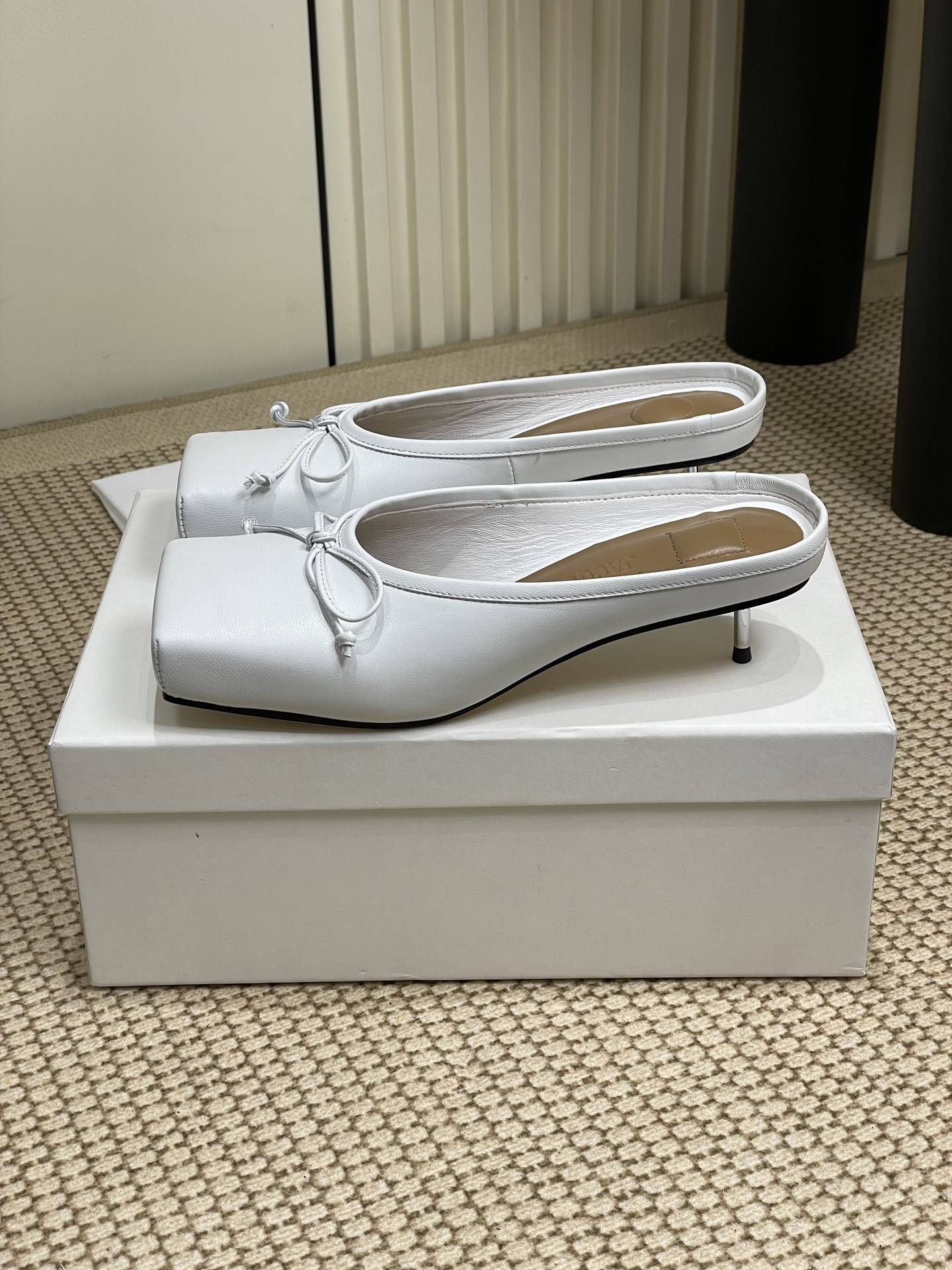 NO:232188,- Niche trendy brand Jacquemus 25ss Spring and summer new square toe shoes with bow half slippers, small iron heel mules, square toe ballet shoes, square toe design is really fashionable!  Jeans and small skirts are no problem!  Coco lovely without a head, boxy, a must-have for fashionable talent!  The popular square head design and the fenle style are personalized, the playful, cute, fashionable and beautiful bow decoration is very girlish, and the overall daily outfit is very fashionable!  The upper is made of mixed-bred sheepskin, inner foot padded lambskin, sole imported from Italy, original color genuine leather sole, heel height 3cm, size 35-40 (40 custom made, no return or exchange), ballet shoes, slippers, skirts, jeans, sheepskin, Leather soles19860909- 小众潮牌 Jacquemus 25ss春夏新款方头鞋蝴蝶结半拖鞋 小铁跟穆勒鞋 方头芭蕾舞鞋 方头设计真的好时髦！牛仔裤 小裙子搭配不在话下！可可爱爱没有脑袋 四方方的 时髦精必入的一款！ 流行的方头设计和茴蕾风碰撞则个性,俏皮可爱时尚好看蝴蝶结装饰很有少女感,整体日常穿搭非常洋气就对了！ 鞋面采用混种羊皮 内里垫脚小羊皮 鞋底意大利进口原色真皮大底 跟高3cm 码数35-40（40订做不退不换),芭蕾舞鞋,slippers,skirts,jeans,sheepskin,Leather soles,Women's Shoes