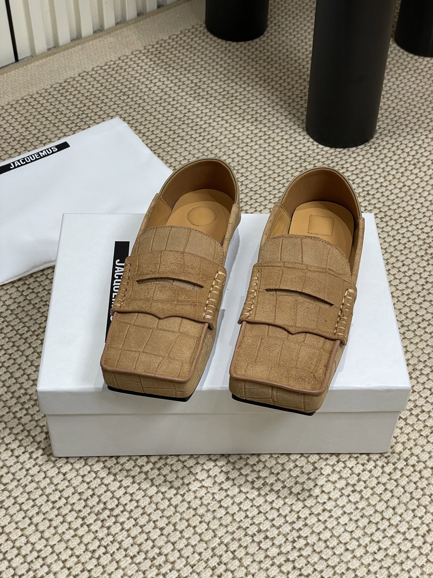 NO:232174,- Niche trendy brand Jacquemus 25ss Spring and summer new retro neutral two-wearable square-toe single-shoe loafers. The square-toe design is really fashionable!  Jeans and small skirts are no problem!  Coco lovely without a head, boxy, a must-have for fashionable talent!  Just be very fashionable with a playful and cute overall daily outfit!  Upper: Original Yangjing embossed inner foot pad: water-dyeed sheepskin sole genuine leather outsole Size: 35-40 (40 custom made without return or replacement), loafers, loafers, skirts, jeans, sheepskin, sheep, Leather soles19860909- 小众潮牌 Jacquemus 25ss春夏新款复古中性两穿可踩跟方头单鞋乐福鞋 方头设计真的好时髦！牛仔裤 小裙子搭配不在话下！可可爱爱没有脑袋 四方方的 时髦精必入的一款！俏皮可爱整体日常穿搭非常洋气就对了！ 鞋面:原版羊京压纹 内里垫脚:水染羊皮 鞋底真皮大底 码数:35-40（40订做不退不换),乐福鞋,loafers,skirts,jeans,sheepskin,sheep,Leather soles,Women's Shoes