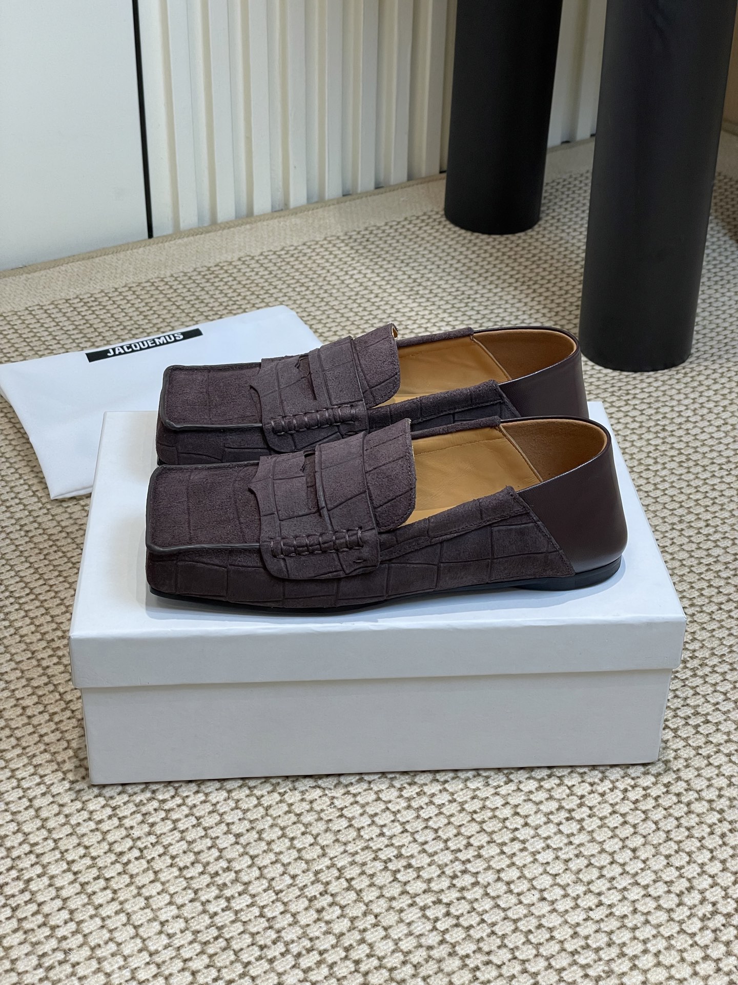 NO:232177,- Niche trendy brand Jacquemus 25ss Spring and summer new retro neutral two-wearable square-toe single-shoe loafers. The square-toe design is really fashionable!  Jeans and small skirts are no problem!  Coco lovely without a head, boxy, a must-have for fashionable talent!  Just be very fashionable with a playful and cute overall daily outfit!  Upper: Open-edged beaded cowhide/grain cowhide Inner footrest: water-dyeed sheepskin Sole genuine leather outsole Size: 35-40 (40 custom made without return or replacement), loafers, loafers, skirts, jeans, cowhide, sheepskin, Leather soles19860909- 小众潮牌 Jacquemus 25ss春夏新款复古中性两穿可踩方头单鞋乐福鞋 方头设计真的好时髦！牛仔裤 小裙子搭配不在话下！可可爱爱没有脑袋 四方方的 时髦精必入的一款！俏皮可爱整体日常穿搭非常洋气就对了！ 鞋面:开边珠牛皮/粒面牛皮 内里垫脚:水染羊皮 鞋底真皮大底 码数:35-40（40订做不退不换),乐福鞋,loafers,skirts,jeans,cowhide,sheepskin,Leather soles,Women's Shoes