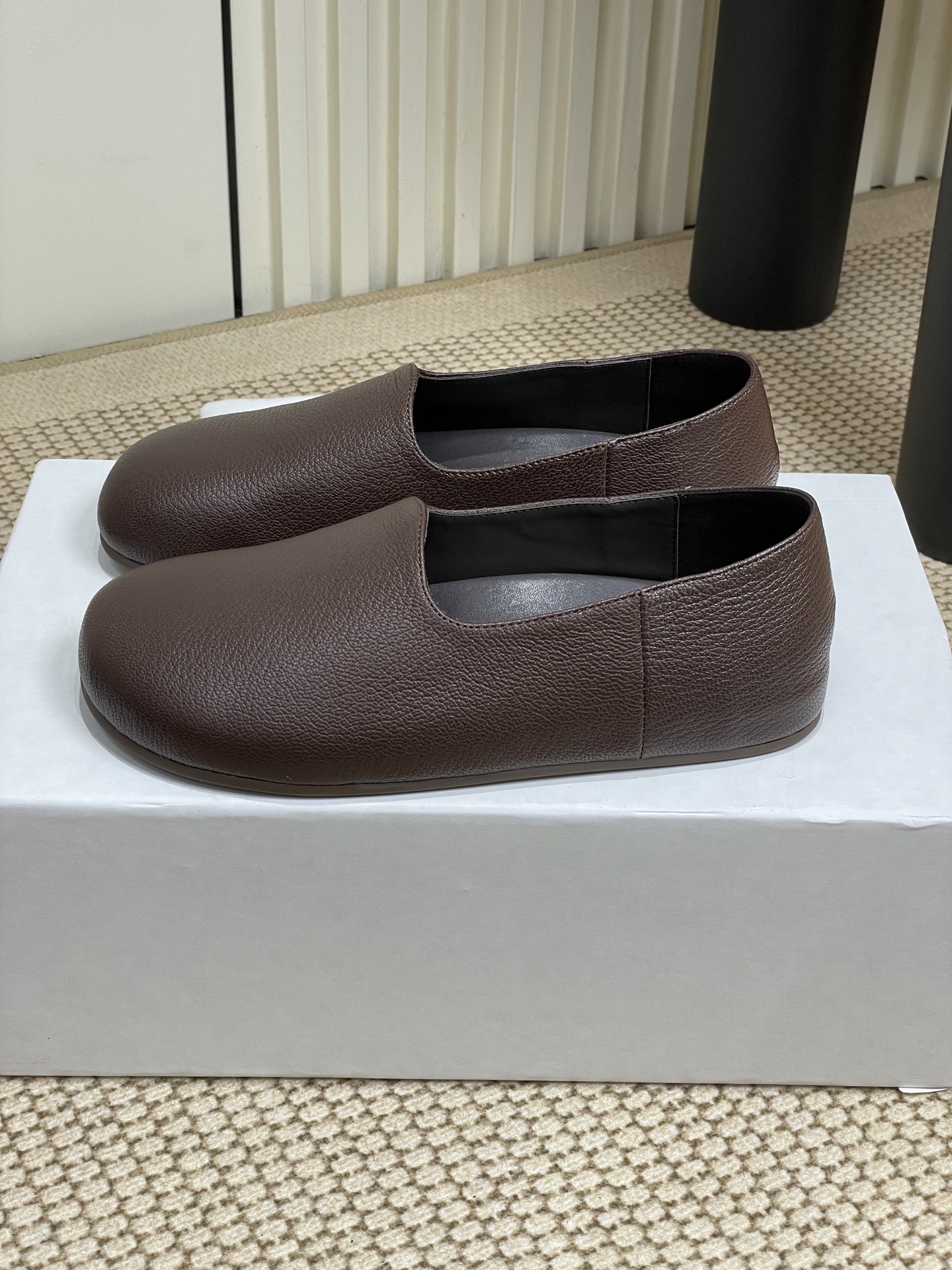 NO:232171,- THE ROW 25ss Early Spring New Round-toe Bread Shoes Minimalist Flat-soled Loafers I fell in love with this shoe at first sight. It looks good with a little retro flavor and a little free combination!  All major internet celebrity bloggers are wearing it. The whole shoe is very soft and easy to wear without scratching your feet. Simple and versatile style~ Round shoe shape, one-foot design, casual and free, continuing the usual minimalist style, the no-liner structure makes the shoe body extremely light and skin-fitting. The whole pair of shoes seems simple, but it is actually very difficult to make the craftsmanship. It is made by a full leather case bag, made by the master, super waste, the foot is comfortable and soft and skin-friendly. You can't worry about the feeling of the feet. It is necessary to wear it without wearing it. If you don't wear it, you don't want to take it off. If you have high requirements for the feel of the feet, you can close your eyes and enter it!  Elephant pattern cowhide upper, inner foot pad, sheepskin inner lining, original rubber outsole, size 35-40 (40 custom made, no return or exchange), loafers, loafers, cowhide, sheepskin19860909- THE ROW 25ss早春新款圆头面包鞋极简风平底乐福鞋 第一眼看到这个鞋子就爱上了,带点复古味随意搭配都好看！各大网红博主都在穿它,整个鞋子非常柔软,好穿不磨脚.简约百搭款~ 圆润鞋型 一脚蹬设计 随性又自在 延续了一贯极简风格,无内衬结构使得鞋身极其轻便贴肤,整双鞋子看似简单其实工艺很难,采用全皮套包制作工艺,老师傅制作,超级废料,上脚裸穿舒适柔软亲肤,脚感方面完全不可担心,好穿是必须的,穿若无穿的上脚体验,穿上就不想脱的款,对脚感要求高的闭眼入它！ 鞋面大象纹牛皮 内里垫脚羊皮内里 鞋底原版橡胶大底 码数35-40（40定做不退换）,乐福鞋,loafers,cowhide,sheepskin,Women's Shoes