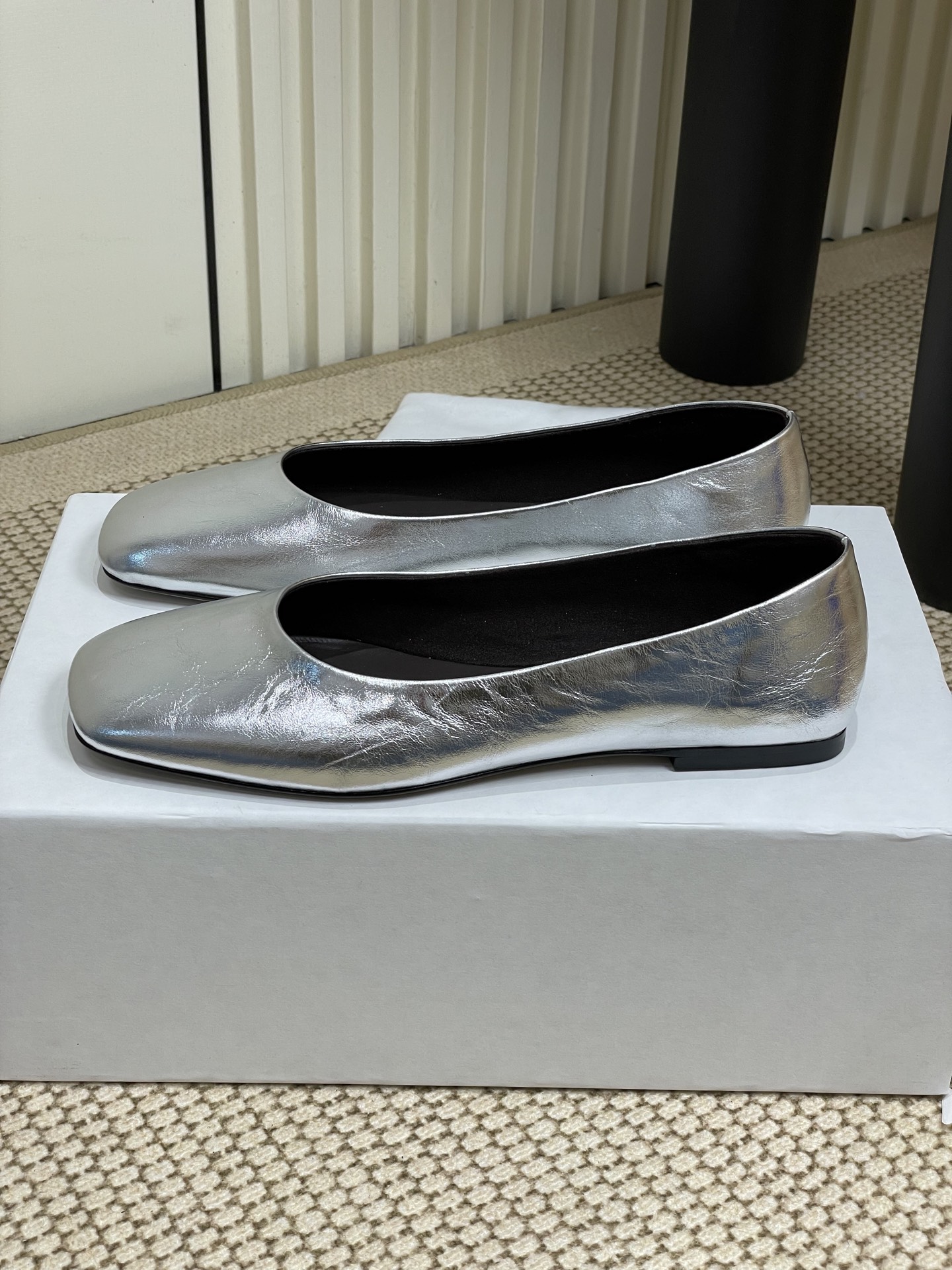 NO:232160,- THE ROW 25ss Early Spring New Square-toe Grandma Shoes Flat Ballet Single Shoes I fell in love with this shoe at first sight. It looks good with a little retro flavor and a little bit of it!  Major internet celebrity bloggers are wearing it. The whole shoe is very soft and easy to wear without scratching your feet. The simple and versatile style continues the usual minimalist style. The non-lined structure makes the shoe body extremely light and sticks to the skin. The whole pair of shoes seems simple but it is actually very difficult to make the process. It uses a full leather case bag production process, made by the master, super waste, it is comfortable, soft and skin-friendly to wear on the feet. You can't worry about the feeling of the feet. It is necessary to wear it without wearing it. If you don't wear it, you don't want to take it off. If you have high requirements for the feel of the feet, you can close your eyes and enter it!  Upper lambskin, inner footbed sheepskin, original leather sole, size 35-40 (40 custom made without return or exchange), ballet shoes, sheepskin, Leather soles19860909- THE ROW 25ss早春新款方头奶奶鞋平底芭蕾舞单鞋 第一眼看到这个鞋子就爱上了,带点复古味随意搭配都好看！各大网红博主都在穿它,整个鞋子非常柔软,好穿不磨脚.简约百搭款~ 延续了一贯极简风格,无内衬结构使得鞋身极其轻便贴肤,整双鞋子看似简单其实工艺很难,采用全皮套包制作工艺,老师傅制作,超级废料,上脚裸穿舒适柔软亲肤,脚感方面完全不可担心,好穿是必须的,穿若无穿的上脚体验,穿上就不想脱的款,对脚感要求高的闭眼入它！ 鞋面小羊皮 内里垫脚绵羊皮 鞋底原版真皮大底 码数35-40（40定做不退换）,芭蕾舞鞋,sheepskin,Leather soles,Women's Shoes