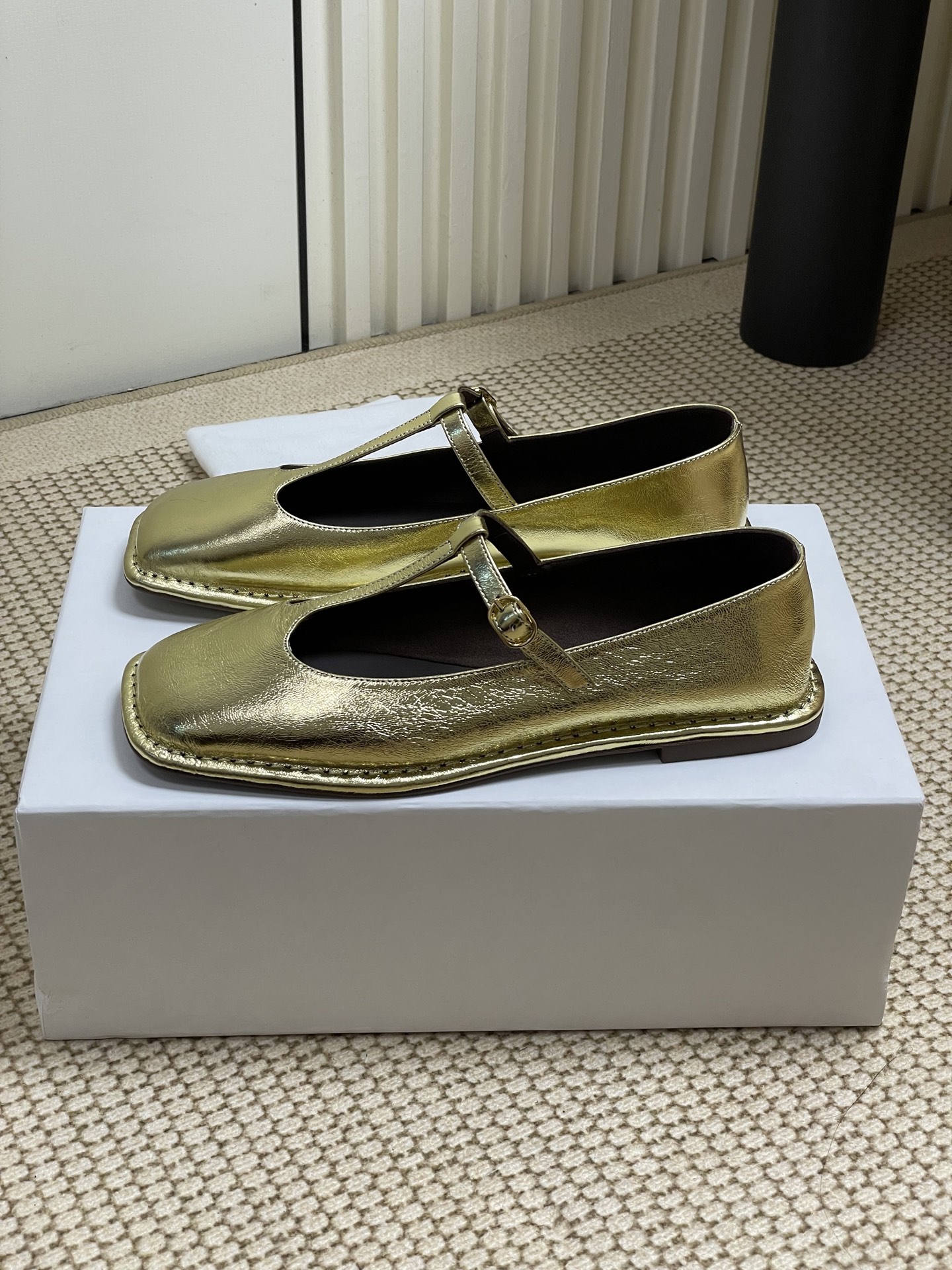 NO:232162,- The Row 25ss Early Spring New Square T-Strip Flat-Soled Mary Zhen Comfortable and versatile Women's Singles Should I Want a pair of comfortable and versatile Women's Singles Shoes? Look here! This light-mouthed singles are definitely your favorite! Its style is perfect for any clothing, and it can be easily controlled by silver-haired or senior middle-aged women. Simple design, super comfortable thin-soled singles, let you become the focus wherever you go! Golden beauty needs to be shared immediately Super soft and glutinous leather, not tired from walking, soft sole super comfortable Big head super personality Therow style is full of old money style, full of upper small sheepskin, inner foot pad lambskin, original open molded rubber sole size 35-39 (40 custom made without return), ballet shoes, mary  jane sheepskin19860909- The Row 25ss早春新款方头T字带平底玛丽珍 舒适百搭女单鞋必备款 想要一双既舒适又百搭的女单鞋吗?看这里! 这款浅口单鞋绝对是你的心头好! 它的款式搭配任何服饰都毫无违和感,无论是银发一族还是资深中产女性,都能轻松驾驭. 简约的设计,超舒适的薄底单鞋,让你无论走到哪里都能成为焦点! 金灿灿的美丽需要立马分享 超级软糯的皮子,暴走不累,软底的超级舒服 大方头超级个性 Therow风十足 老钱风满满 鞋面小绵羊皮 内里垫脚小羊皮 鞋底原版开模橡胶大底 码数35-39（40定做不退换）,芭蕾舞鞋,mary jane,sheepskin,Women's Shoes