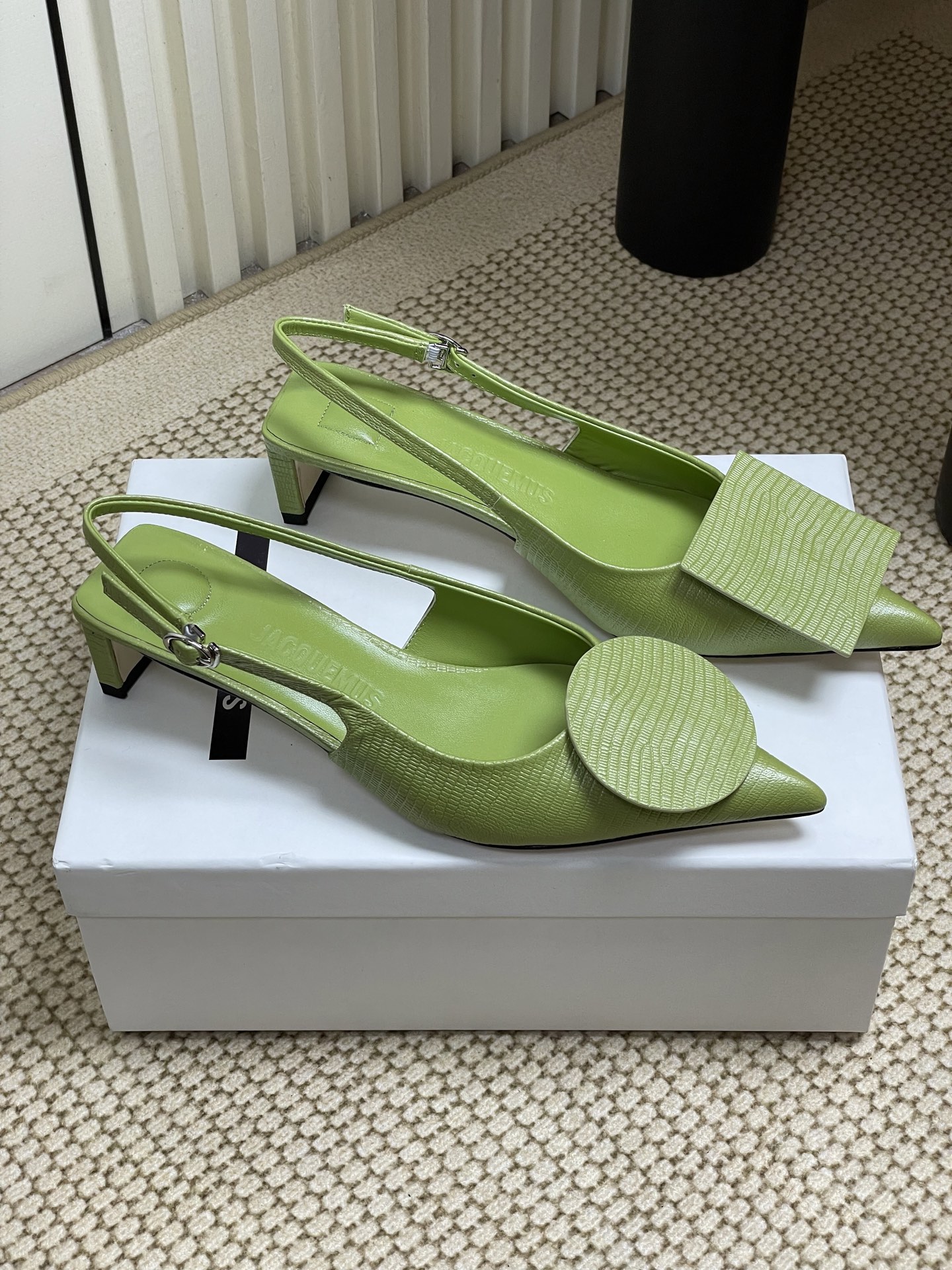 NO:232184,- Niche trendy brand Jacquemus 25ss Spring and summer new pointed mandarin duck buckle kitten heel empty sandals Geometric graphic design Round buckle Square buckle New and fashionable, sexy and elegant, showing the lines of the feet, with a skinny and beautiful visual effect, a very versatile fashion item!  Very simple and elegant, super beautiful, with just the right square head with a 4cm small square heel, making it safe and easy to walk!  It can attack and defend, and it can be both fashionable and comfortable, which is perfect!  !  The effect of the foot is invincible and beautiful, with a very texture and temperament. Just be brainless!  Upper mixed-bred sheepskin/embossed cowhide/denim inner foot padded sheepskin sole Italian leather outsole Heel height 4cm Size 35-39 (40 custom made without return or exchange), sandals, sandals, cowhide, sheepskin, Leather soles19860909- 小众潮牌 Jacquemus 25ss春夏新款尖头鸳鸯扣小猫跟后空凉鞋 几何图形设计 圆扣 方扣 新颖时尚大方,性感不失优雅,很显脚部线条,附有骨感美的视觉效果,非常百搭的时尚单品！ 极简优雅·超级好看,恰到好处的方头搭配4cm小方跟,又稳好走！可攻可守·时髦舒适皆能兼得,实属完美！！ 上脚效果无敌好看,很有质感也显气质.无脑冲就对了！ 鞋面混种羊皮/压纹牛皮/牛仔布 内里垫脚羊皮 鞋底意大利真皮大底 跟高4cm 码数35-39（40定做不退换）,凉鞋,sandals,cowhide,sheepskin,Leather soles,Women's Shoes