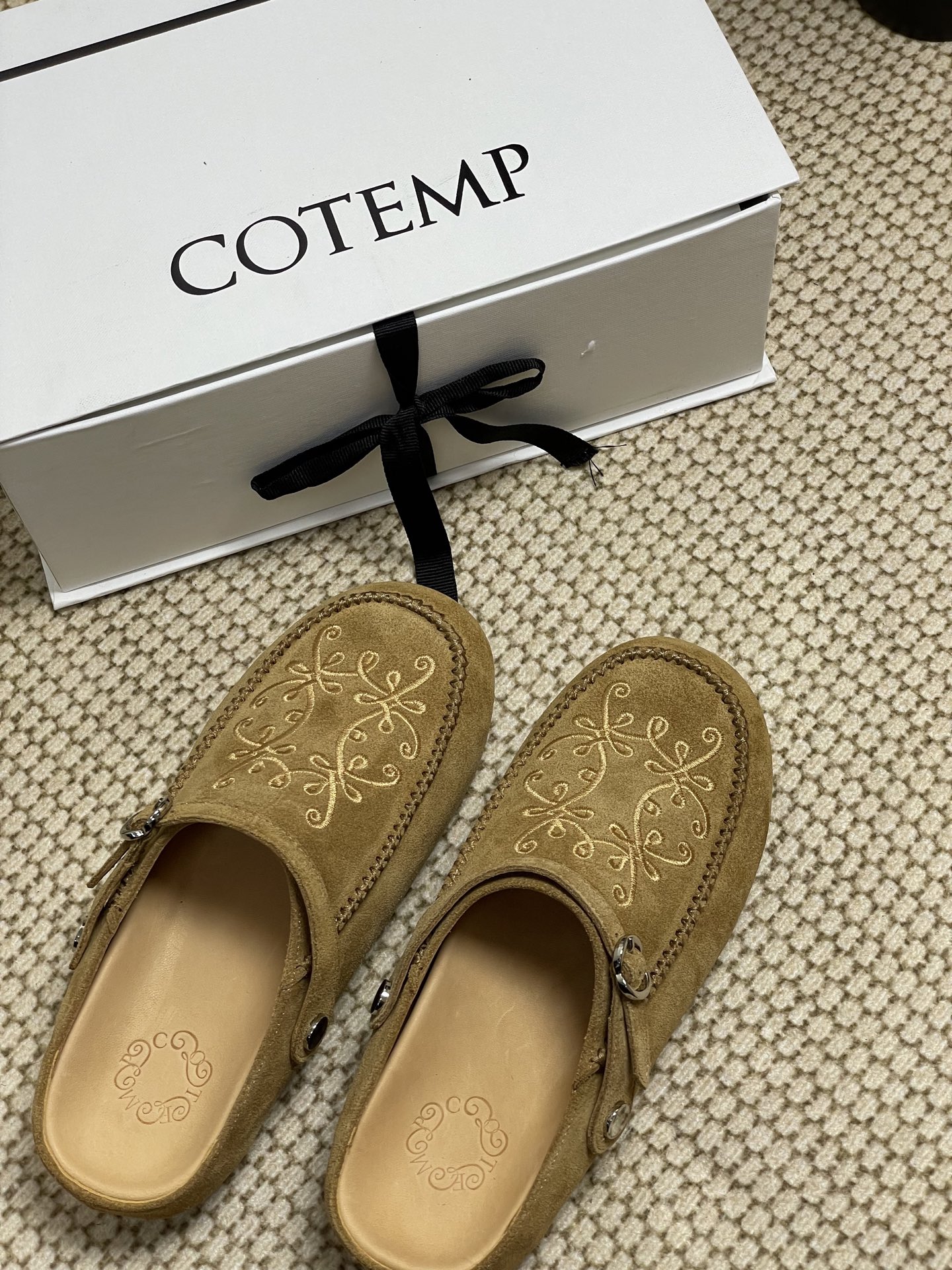 NO:232172,- 25ss early spring new COTEMP Rudeneja leather-embedded Birkenstock shoes Medium-old bag-toe semi-slippers Round-toe Muller slippers are slightly larger than ordinary shoes, adapting to a variety of instep thicknesses, and are famous for their round toe design and flat-soled styles. This season Cotemp retains classic elements and textures, adopts a half-pack slipper design. The improved oval toe neutralizes the roundness and instincts of traditional Birkenstock shoes. The overall upper is hand-embroidered vines made of four piles of flowers in the center with X-shaped stripes, and beads embellished, giving the appearance rich decorative details, suitable for daily casual outfits, and showing a more refined and fashionable temperament. Cowhide upper embroidered/matte leather embroidery, inner foot pad water dyed cowhide sole original open mold rubber sole  Code 35-39 (40 custom made without return or exchange), semi-drag, slippers, cowhide19860909- 25ss早春新款COTEMP Rudeneja 皮面刺绣勃肯鞋 中古包头半拖鞋 圆头穆勒拖鞋轮廓比普通鞋子略大,适应多种脚背厚度,以其圆头设计和平底款式闻名. 本季Cotemp在保留经典元素和质感的基础上,采用半包拖鞋款设计,改良的椭圆鞋头中和了传统勃肯鞋的圆钝感,鞋面整体则以X状条纹环绕中央四朵堆成的手工刺绣藤蔓花,以及钉珠点缀,赋予外观丰富的装饰细节感,适合日常便服穿搭,同时展现出更加精致时髦的气质. 鞋面牛皮刺绣/磨砂皮刺绣 内里垫脚水染牛皮 鞋底原版开模橡胶大底 码数35-39（40定做不退换）,半拖,slippers,cowhide,Women's Shoes