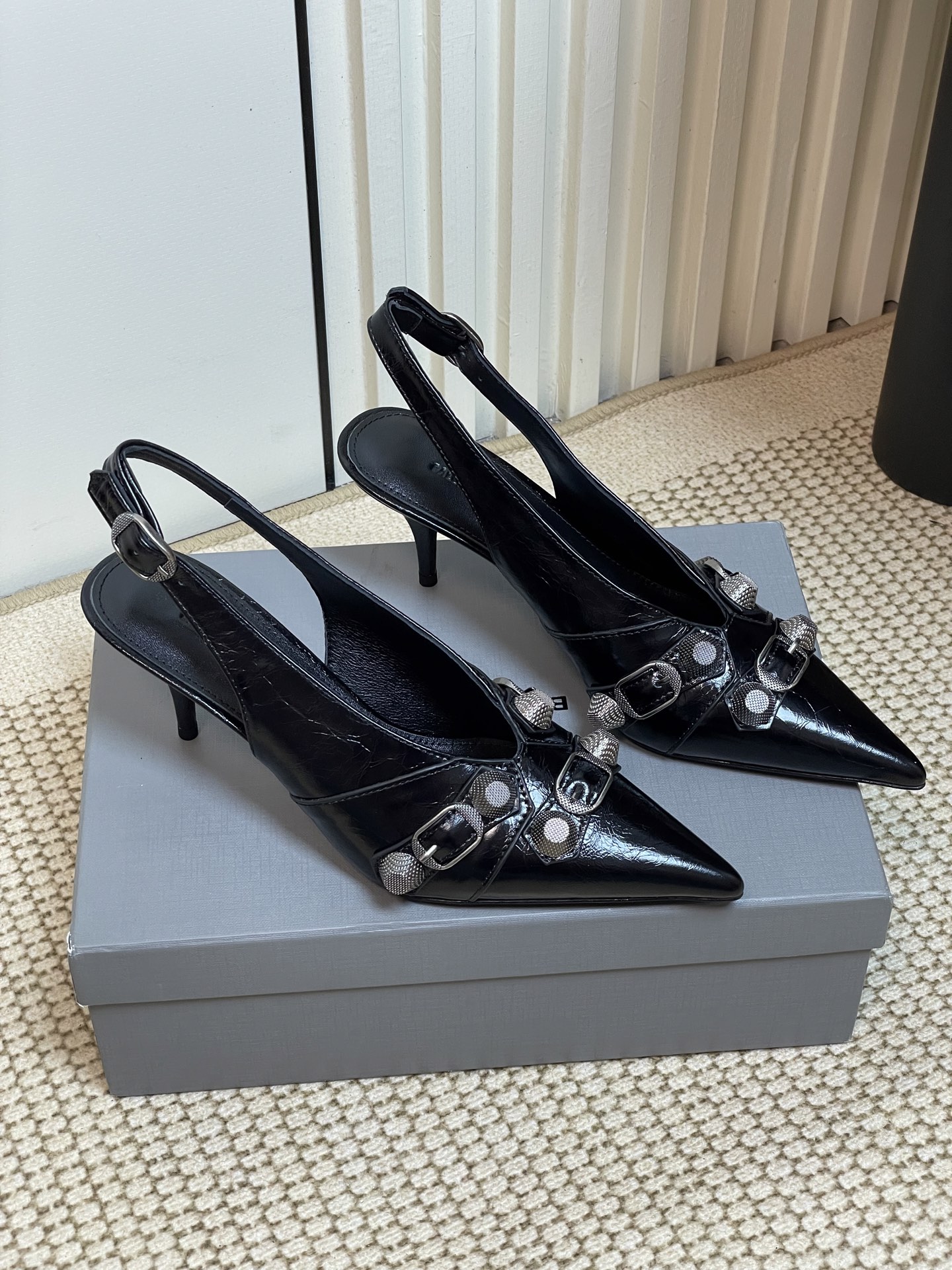 NO:226632,- 25Ss spring and summer new Balenciaga metal rivet motorcycle punk style pointed toe high heel shoes, empty sandals, hot girls must have this pair of CAGOLE slippers, the shoe shape is the rivets on the lady slippers, and it is super punk on the street. INS hot style, sweet and cool girl's favorite, custom imported beef wax leather, inner foot pad sheepskin, heel height 7cm, sole, Italian genuine leather sole, size 35-39 (40.41 custom-made, no return and exchange), sandals, balenciaga, sandals, slippers, sheepskin19860909- 25Ss春夏新款Balenciaga金属铆钉机车朋克风尖头高跟单鞋 后空凉鞋 辣妹必备这双CAGOLE拖鞋鞋型是淑女拖鞋上面的铆钉又超级朋克街头简直太别致了 INS爆款 甜酷girl的最爱 鞋面定制进口牛蜡皮 内里垫脚羊皮 跟高7cm 鞋底意大利真皮鞋底 码数35-39（40.41定制不退换）,凉鞋,balenciaga,sandals,slippers,sheepskin,Women's Shoes