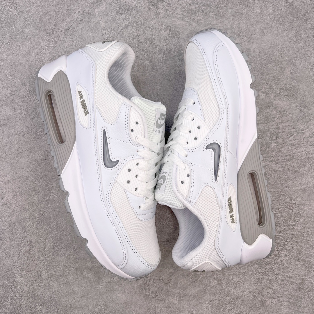图片[3]-＃MX版 NK Air MAX 90 气垫复古减震跑步鞋 FN8005-100 经典重温 独家陆续补货 外单专供大厂出品 品质稳定 一百余色 终端操作 Air Max 90于1990年推出 来自Air Max系列 在Air Max 1的基础上改进而得 增加了气垫面积 外型上也更为流线 最特別的就是加入了菱纹塑胶嵌板 为Air Max 90增添了许多潮流气息 皮革鞋面 造就出色耐穿性和支撑力 Max Air缓震配置搭配泡棉中底 令Air Max 90轻盈而舒适 华夫格橡胶外底 铸就Air Max 90非凡的抓地力 而Air Max 90不仅是一双跑鞋 它成功跨越了时间的演进 成为了球鞋文化与潮流圈中最熟为人知的鞋款之一 尺码：36 36.5 37.5 38 38.5 39 40 40.5 41 42 42.5 43 44 44.5 45-选品中心
