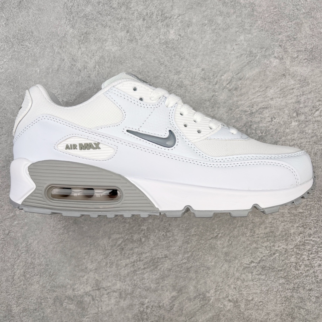 ＃MX版 NK Air MAX 90 气垫复古减震跑步鞋 FN8005-100 经典重温 独家陆续补货 外单专供大厂出品 品质稳定 一百余色 终端操作 Air Max 90于1990年推出 来自Air Max系列 在Air Max 1的基础上改进而得 增加了气垫面积 外型上也更为流线 最特別的就是加入了菱纹塑胶嵌板 为Air Max 90增添了许多潮流气息 皮革鞋面 造就出色耐穿性和支撑力 Max Air缓震配置搭配泡棉中底 令Air Max 90轻盈而舒适 华夫格橡胶外底 铸就Air Max 90非凡的抓地力 而Air Max 90不仅是一双跑鞋 它成功跨越了时间的演进 成为了球鞋文化与潮流圈中最熟为人知的鞋款之一 尺码：36 36.5 37.5 38 38.5 39 40 40.5 41 42 42.5 43 44 44.5 45-选品中心