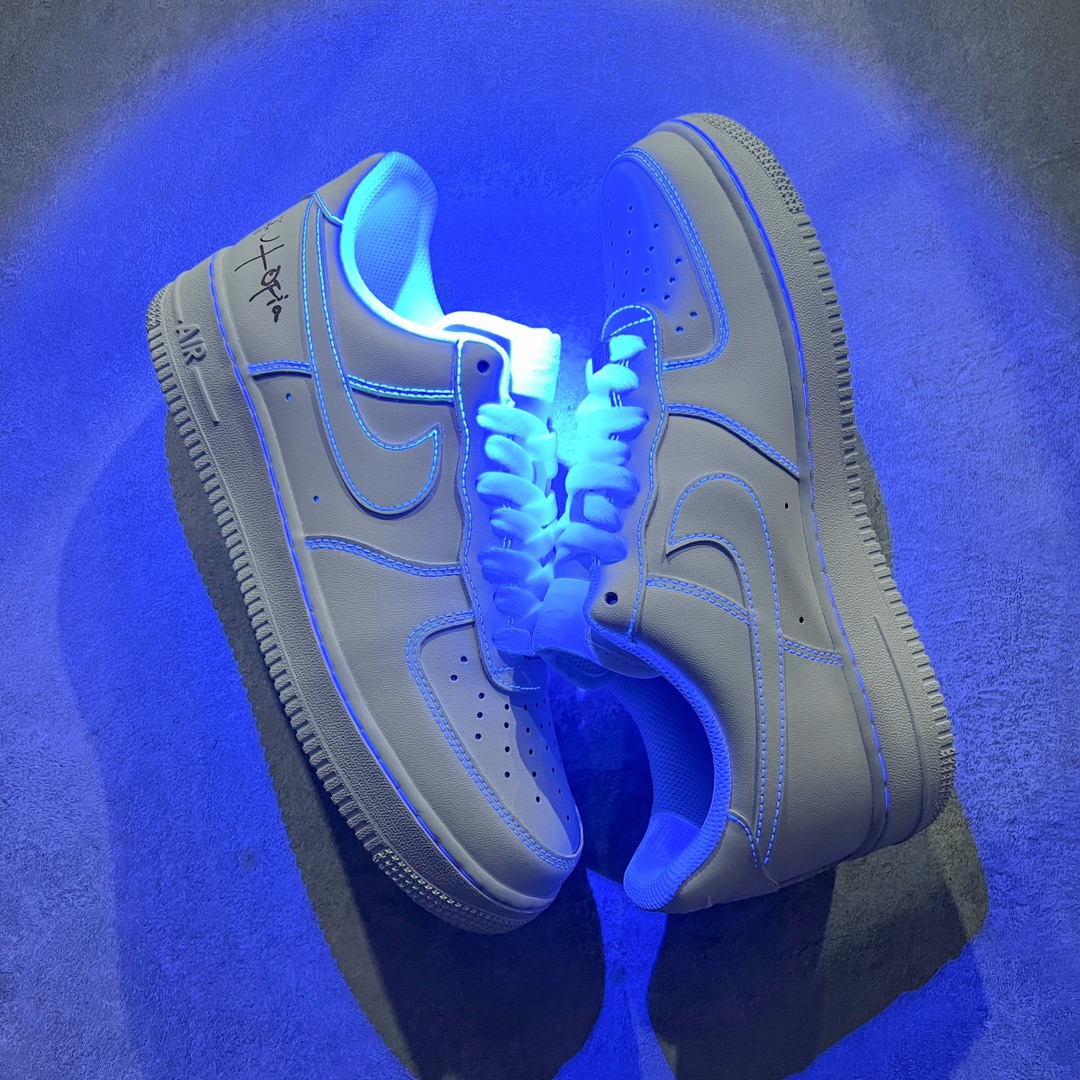 图片[3]-＃LJ渠道版 Travis Scott x NK Air Force 1 Low Utopia TS联名空军一号纯白低帮经典板鞋 CW2288-111 原盒原配 荧光效果同步原鞋 同步官方2022全新版本 不规则波浪大底咬花 全鞋电脑针车 工整有序 视觉效果满分 原厂拉帮手法 标准四线 密度针距针孔大小控制到位 原装反口里网布海绵 正确卡色网眼大小 新版鞋撑改用纸团代替 原厂港宝加持完美还原灵魂版型 原盒原配从里到外百分百还原 原厂全头层原厂皮料 原标原盒 内置Sole气垫 中底白色背胶 中底划线 已经无限的接近公司 原厂楦头 原厂刺绣 后跟弧度修正 Travis Scott 的 Utopia 专辑终于发布了 为了纪念这一时刻 这位休斯顿说唱歌手设计了限量版的NK Air Force 1 Low 这款特殊的 Utopia Air Force 1 Low 拥有简洁的全白色设计 采用皮革结构 鞋头穿孔、网状鞋舌和内衬 值得注意的是 鞋跟处展示了激光蚀刻的\\\”Cactus Jack\\\” 和\\\”Utopia\\\”标志 为鞋子增添了独特的细节 简单来说 鞋子上没有任何其他明显的特殊标志 尺码：36 36.5 37.5 38 38.5 39 40 40.5 41 42 42.5 43 44 44.5 45 46 47.5-选品中心