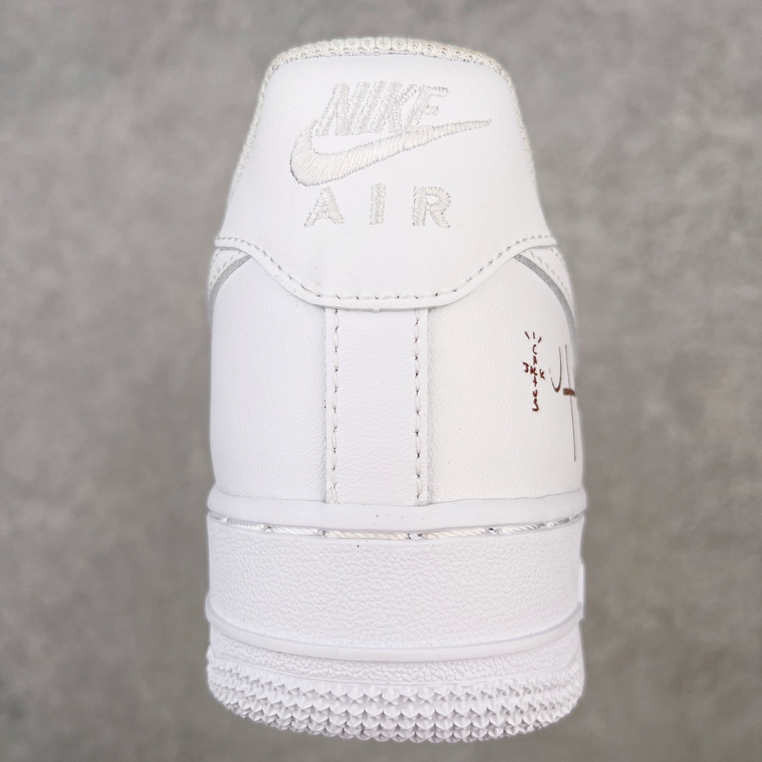 图片[8]-＃LJ渠道版 Travis Scott x NK Air Force 1 Low Utopia TS联名空军一号纯白低帮经典板鞋 CW2288-111 原盒原配 荧光效果同步原鞋 同步官方2022全新版本 不规则波浪大底咬花 全鞋电脑针车 工整有序 视觉效果满分 原厂拉帮手法 标准四线 密度针距针孔大小控制到位 原装反口里网布海绵 正确卡色网眼大小 新版鞋撑改用纸团代替 原厂港宝加持完美还原灵魂版型 原盒原配从里到外百分百还原 原厂全头层原厂皮料 原标原盒 内置Sole气垫 中底白色背胶 中底划线 已经无限的接近公司 原厂楦头 原厂刺绣 后跟弧度修正 Travis Scott 的 Utopia 专辑终于发布了 为了纪念这一时刻 这位休斯顿说唱歌手设计了限量版的NK Air Force 1 Low 这款特殊的 Utopia Air Force 1 Low 拥有简洁的全白色设计 采用皮革结构 鞋头穿孔、网状鞋舌和内衬 值得注意的是 鞋跟处展示了激光蚀刻的\\\”Cactus Jack\\\” 和\\\”Utopia\\\”标志 为鞋子增添了独特的细节 简单来说 鞋子上没有任何其他明显的特殊标志 尺码：36 36.5 37.5 38 38.5 39 40 40.5 41 42 42.5 43 44 44.5 45 46 47.5-选品中心