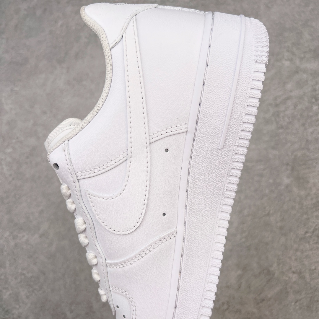 图片[7]-＃LJ渠道版 Travis Scott x NK Air Force 1 Low Utopia TS联名空军一号纯白低帮经典板鞋 CW2288-111 原盒原配 荧光效果同步原鞋 同步官方2022全新版本 不规则波浪大底咬花 全鞋电脑针车 工整有序 视觉效果满分 原厂拉帮手法 标准四线 密度针距针孔大小控制到位 原装反口里网布海绵 正确卡色网眼大小 新版鞋撑改用纸团代替 原厂港宝加持完美还原灵魂版型 原盒原配从里到外百分百还原 原厂全头层原厂皮料 原标原盒 内置Sole气垫 中底白色背胶 中底划线 已经无限的接近公司 原厂楦头 原厂刺绣 后跟弧度修正 Travis Scott 的 Utopia 专辑终于发布了 为了纪念这一时刻 这位休斯顿说唱歌手设计了限量版的NK Air Force 1 Low 这款特殊的 Utopia Air Force 1 Low 拥有简洁的全白色设计 采用皮革结构 鞋头穿孔、网状鞋舌和内衬 值得注意的是 鞋跟处展示了激光蚀刻的\\\”Cactus Jack\\\” 和\\\”Utopia\\\”标志 为鞋子增添了独特的细节 简单来说 鞋子上没有任何其他明显的特殊标志 尺码：36 36.5 37.5 38 38.5 39 40 40.5 41 42 42.5 43 44 44.5 45 46 47.5-选品中心
