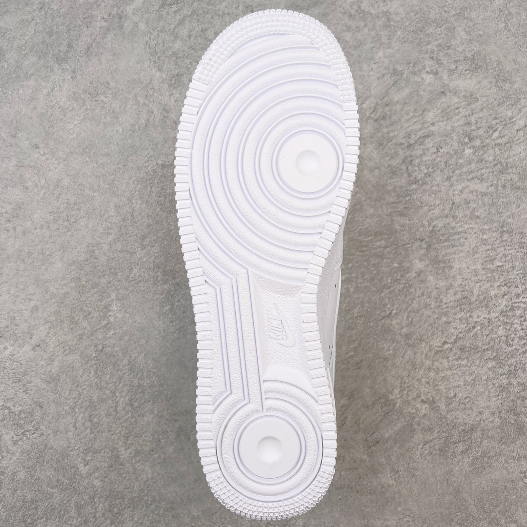 图片[9]-＃LJ渠道版 Travis Scott x NK Air Force 1 Low Utopia TS联名空军一号纯白低帮经典板鞋 CW2288-111 原盒原配 荧光效果同步原鞋 同步官方2022全新版本 不规则波浪大底咬花 全鞋电脑针车 工整有序 视觉效果满分 原厂拉帮手法 标准四线 密度针距针孔大小控制到位 原装反口里网布海绵 正确卡色网眼大小 新版鞋撑改用纸团代替 原厂港宝加持完美还原灵魂版型 原盒原配从里到外百分百还原 原厂全头层原厂皮料 原标原盒 内置Sole气垫 中底白色背胶 中底划线 已经无限的接近公司 原厂楦头 原厂刺绣 后跟弧度修正 Travis Scott 的 Utopia 专辑终于发布了 为了纪念这一时刻 这位休斯顿说唱歌手设计了限量版的NK Air Force 1 Low 这款特殊的 Utopia Air Force 1 Low 拥有简洁的全白色设计 采用皮革结构 鞋头穿孔、网状鞋舌和内衬 值得注意的是 鞋跟处展示了激光蚀刻的\\\”Cactus Jack\\\” 和\\\”Utopia\\\”标志 为鞋子增添了独特的细节 简单来说 鞋子上没有任何其他明显的特殊标志 尺码：36 36.5 37.5 38 38.5 39 40 40.5 41 42 42.5 43 44 44.5 45 46 47.5-选品中心