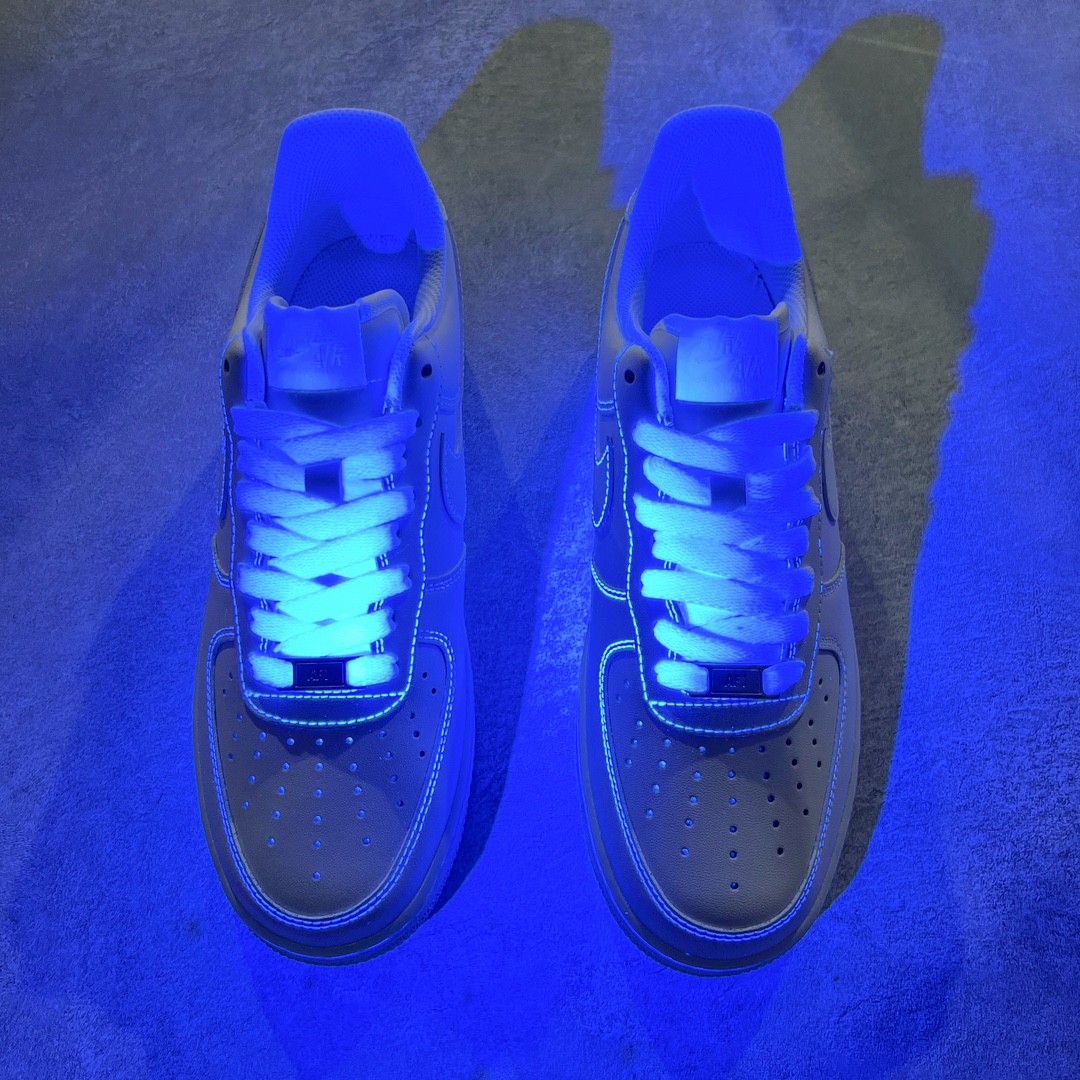 图片[2]-＃LJ渠道版 Travis Scott x NK Air Force 1 Low Utopia TS联名空军一号纯白低帮经典板鞋 CW2288-111 原盒原配 荧光效果同步原鞋 同步官方2022全新版本 不规则波浪大底咬花 全鞋电脑针车 工整有序 视觉效果满分 原厂拉帮手法 标准四线 密度针距针孔大小控制到位 原装反口里网布海绵 正确卡色网眼大小 新版鞋撑改用纸团代替 原厂港宝加持完美还原灵魂版型 原盒原配从里到外百分百还原 原厂全头层原厂皮料 原标原盒 内置Sole气垫 中底白色背胶 中底划线 已经无限的接近公司 原厂楦头 原厂刺绣 后跟弧度修正 Travis Scott 的 Utopia 专辑终于发布了 为了纪念这一时刻 这位休斯顿说唱歌手设计了限量版的NK Air Force 1 Low 这款特殊的 Utopia Air Force 1 Low 拥有简洁的全白色设计 采用皮革结构 鞋头穿孔、网状鞋舌和内衬 值得注意的是 鞋跟处展示了激光蚀刻的\\\”Cactus Jack\\\” 和\\\”Utopia\\\”标志 为鞋子增添了独特的细节 简单来说 鞋子上没有任何其他明显的特殊标志 尺码：36 36.5 37.5 38 38.5 39 40 40.5 41 42 42.5 43 44 44.5 45 46 47.5-选品中心