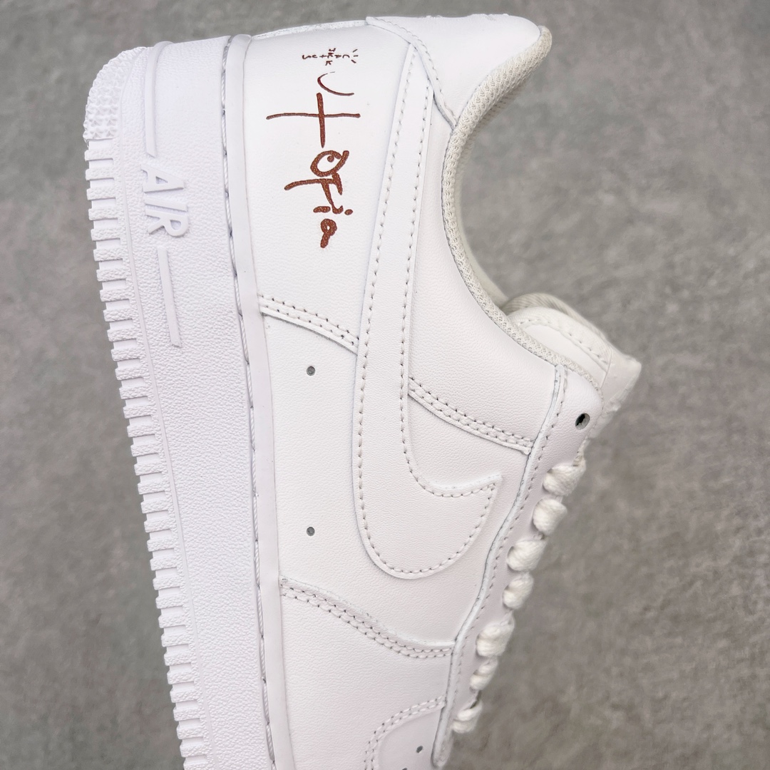 图片[6]-＃LJ渠道版 Travis Scott x NK Air Force 1 Low Utopia TS联名空军一号纯白低帮经典板鞋 CW2288-111 原盒原配 荧光效果同步原鞋 同步官方2022全新版本 不规则波浪大底咬花 全鞋电脑针车 工整有序 视觉效果满分 原厂拉帮手法 标准四线 密度针距针孔大小控制到位 原装反口里网布海绵 正确卡色网眼大小 新版鞋撑改用纸团代替 原厂港宝加持完美还原灵魂版型 原盒原配从里到外百分百还原 原厂全头层原厂皮料 原标原盒 内置Sole气垫 中底白色背胶 中底划线 已经无限的接近公司 原厂楦头 原厂刺绣 后跟弧度修正 Travis Scott 的 Utopia 专辑终于发布了 为了纪念这一时刻 这位休斯顿说唱歌手设计了限量版的NK Air Force 1 Low 这款特殊的 Utopia Air Force 1 Low 拥有简洁的全白色设计 采用皮革结构 鞋头穿孔、网状鞋舌和内衬 值得注意的是 鞋跟处展示了激光蚀刻的\\\”Cactus Jack\\\” 和\\\”Utopia\\\”标志 为鞋子增添了独特的细节 简单来说 鞋子上没有任何其他明显的特殊标志 尺码：36 36.5 37.5 38 38.5 39 40 40.5 41 42 42.5 43 44 44.5 45 46 47.5-选品中心