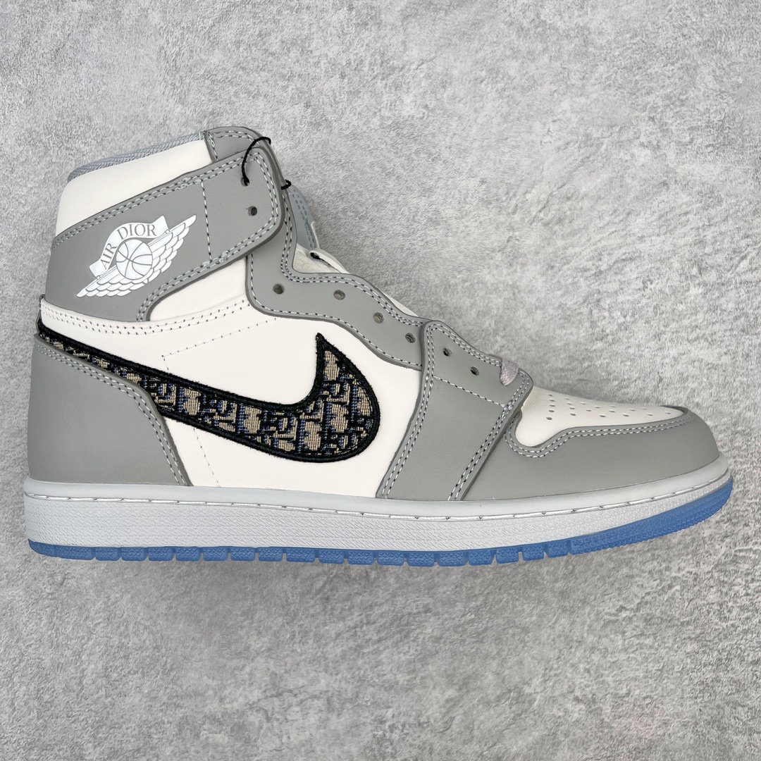 ＃KZ神版 Dior x Air Jordan AJ1 High OG 迪奥联名白灰高帮 CN8607-002 35周年限量联名鞋款选择了Air Jordan 1 为基底打造 选择白色与深灰色拼接呈现鞋身 鞋侧的Swoosh则以黑色刺绣镶边 并满幅点缀有Dior字母印花 鞋舌整体也压印有Dior字母印花 凸显细节 而最为显眼的设计则出现在外底 醒目的蓝色水晶大底内可以透视出黑色的DIOR与飞翼LOGO 联名的身份得以凸显 尺码：36 36.5 37.5 38 38.5 39 40 40.5 41 42 42.5 43 44 45 46 47.5-选品中心