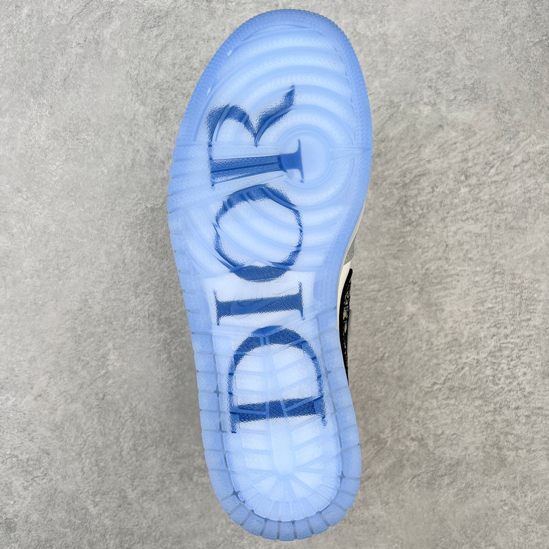 图片[9]-＃KZ神版 Dior x Air Jordan AJ1 High OG 迪奥联名白灰高帮 CN8607-002 35周年限量联名鞋款选择了Air Jordan 1 为基底打造 选择白色与深灰色拼接呈现鞋身 鞋侧的Swoosh则以黑色刺绣镶边 并满幅点缀有Dior字母印花 鞋舌整体也压印有Dior字母印花 凸显细节 而最为显眼的设计则出现在外底 醒目的蓝色水晶大底内可以透视出黑色的DIOR与飞翼LOGO 联名的身份得以凸显 尺码：36 36.5 37.5 38 38.5 39 40 40.5 41 42 42.5 43 44 45 46 47.5-选品中心
