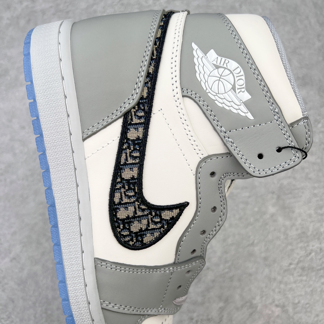 图片[6]-＃KZ神版 Dior x Air Jordan AJ1 High OG 迪奥联名白灰高帮 CN8607-002 35周年限量联名鞋款选择了Air Jordan 1 为基底打造 选择白色与深灰色拼接呈现鞋身 鞋侧的Swoosh则以黑色刺绣镶边 并满幅点缀有Dior字母印花 鞋舌整体也压印有Dior字母印花 凸显细节 而最为显眼的设计则出现在外底 醒目的蓝色水晶大底内可以透视出黑色的DIOR与飞翼LOGO 联名的身份得以凸显 尺码：36 36.5 37.5 38 38.5 39 40 40.5 41 42 42.5 43 44 45 46 47.5-选品中心