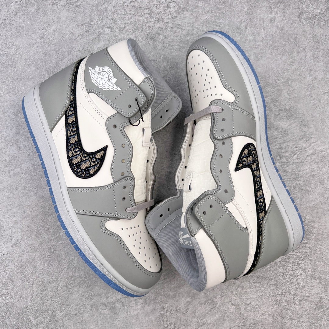 图片[3]-＃KZ神版 Dior x Air Jordan AJ1 High OG 迪奥联名白灰高帮 CN8607-002 35周年限量联名鞋款选择了Air Jordan 1 为基底打造 选择白色与深灰色拼接呈现鞋身 鞋侧的Swoosh则以黑色刺绣镶边 并满幅点缀有Dior字母印花 鞋舌整体也压印有Dior字母印花 凸显细节 而最为显眼的设计则出现在外底 醒目的蓝色水晶大底内可以透视出黑色的DIOR与飞翼LOGO 联名的身份得以凸显 尺码：36 36.5 37.5 38 38.5 39 40 40.5 41 42 42.5 43 44 45 46 47.5-选品中心