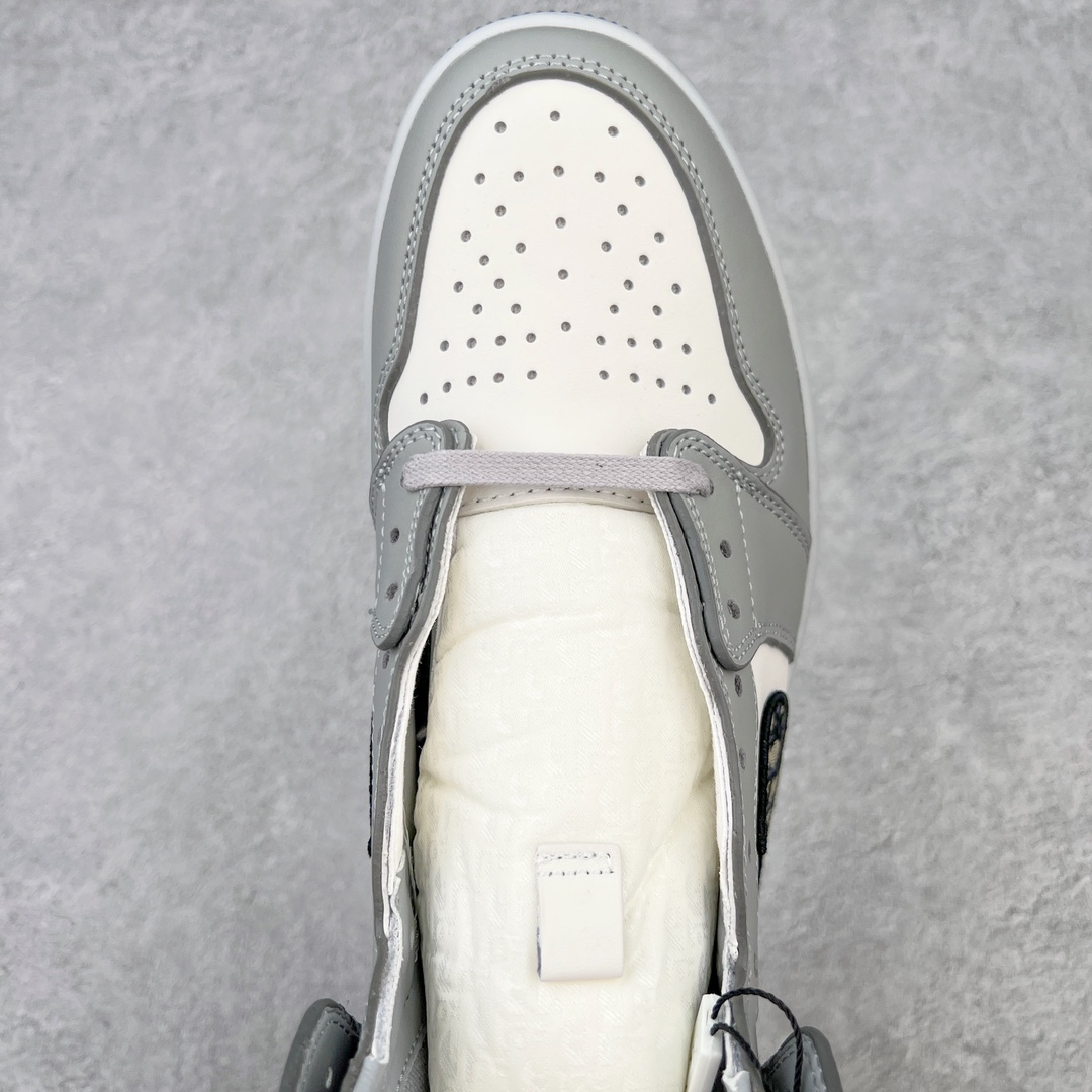 图片[4]-＃KZ神版 Dior x Air Jordan AJ1 High OG 迪奥联名白灰高帮 CN8607-002 35周年限量联名鞋款选择了Air Jordan 1 为基底打造 选择白色与深灰色拼接呈现鞋身 鞋侧的Swoosh则以黑色刺绣镶边 并满幅点缀有Dior字母印花 鞋舌整体也压印有Dior字母印花 凸显细节 而最为显眼的设计则出现在外底 醒目的蓝色水晶大底内可以透视出黑色的DIOR与飞翼LOGO 联名的身份得以凸显 尺码：36 36.5 37.5 38 38.5 39 40 40.5 41 42 42.5 43 44 45 46 47.5-选品中心